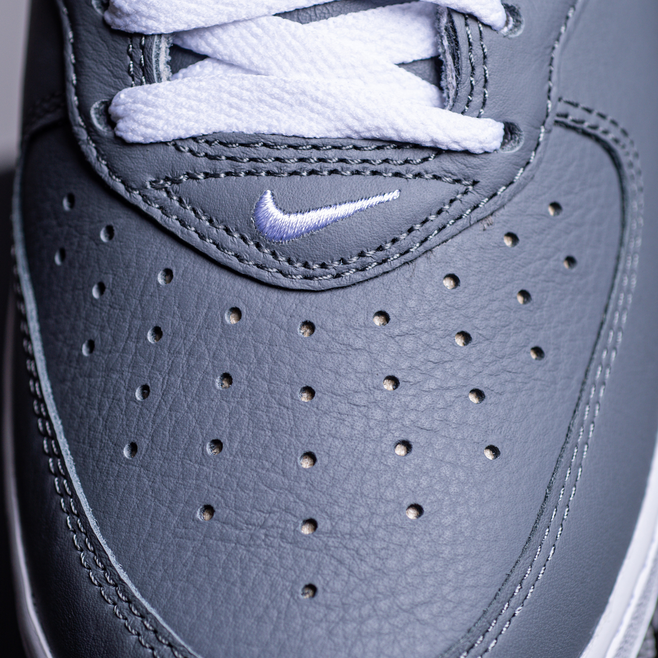 Nike Air Force 1 Mid QS NYC Cool Grey 착용 스타일 - 4