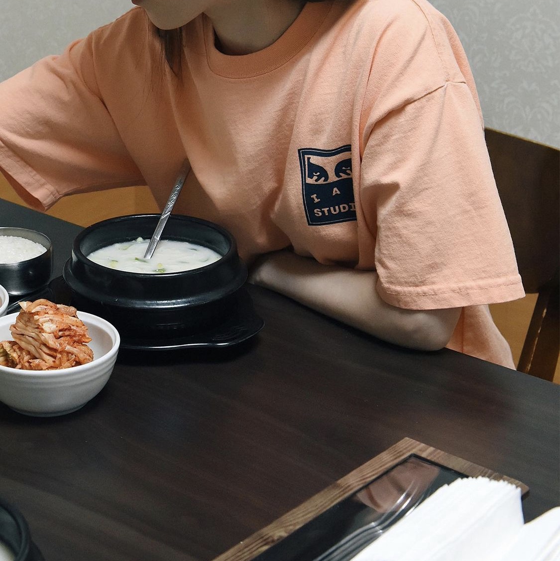 IAB Studio x Obey Eyes Icon T-Shirt Melon 착용 스타일