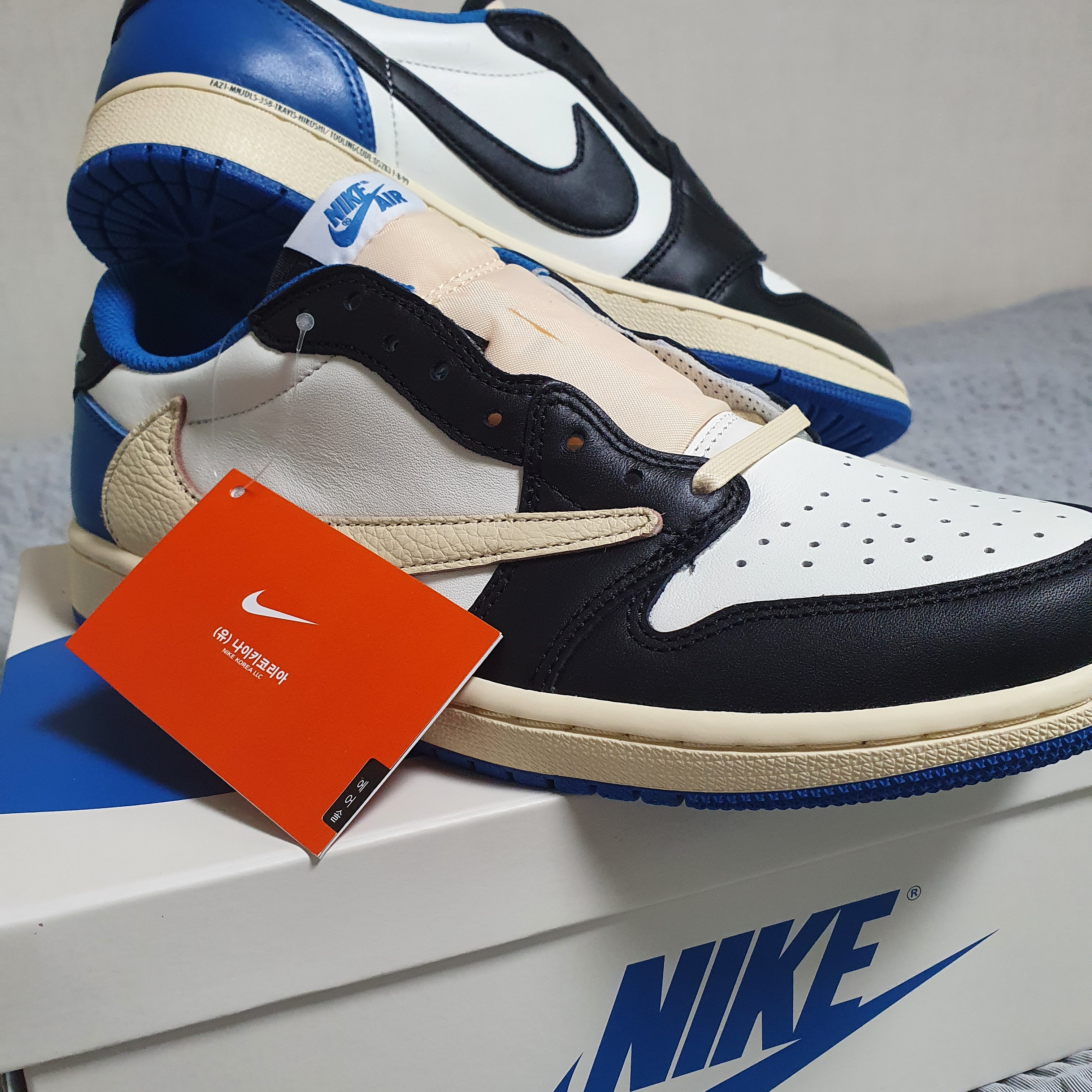 Jordan 1 x Travis Scott x Fragment Retro Low OG SP Military Blue 착용 스타일 - 2