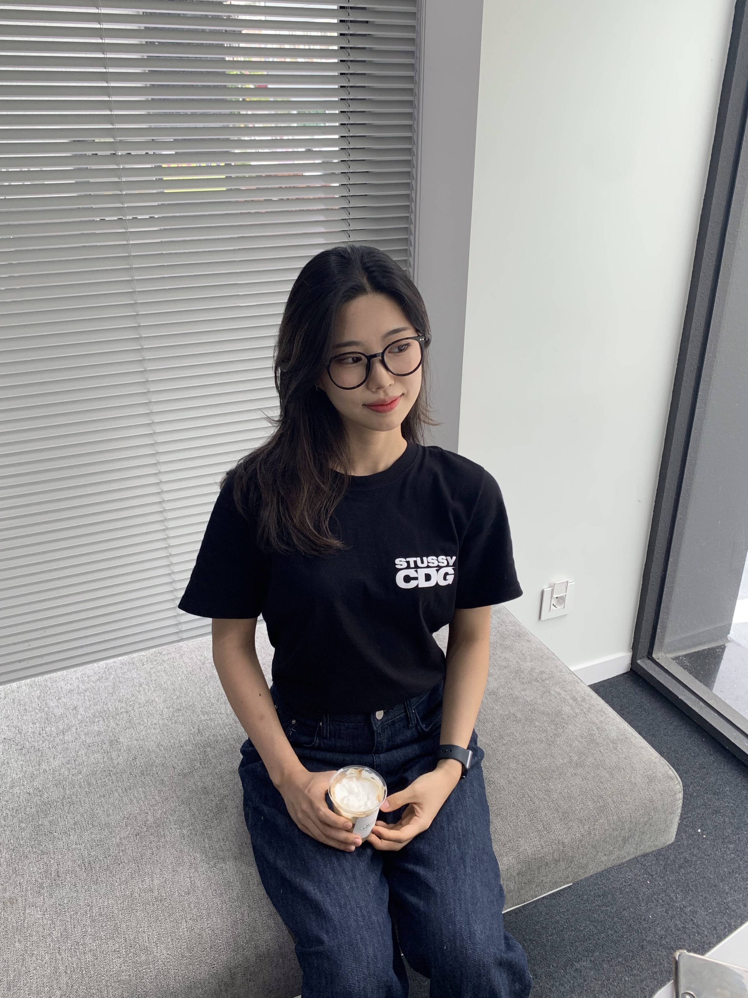 Stussy x CDG Surfman T-Shirt Black 착용 스타일 - 1