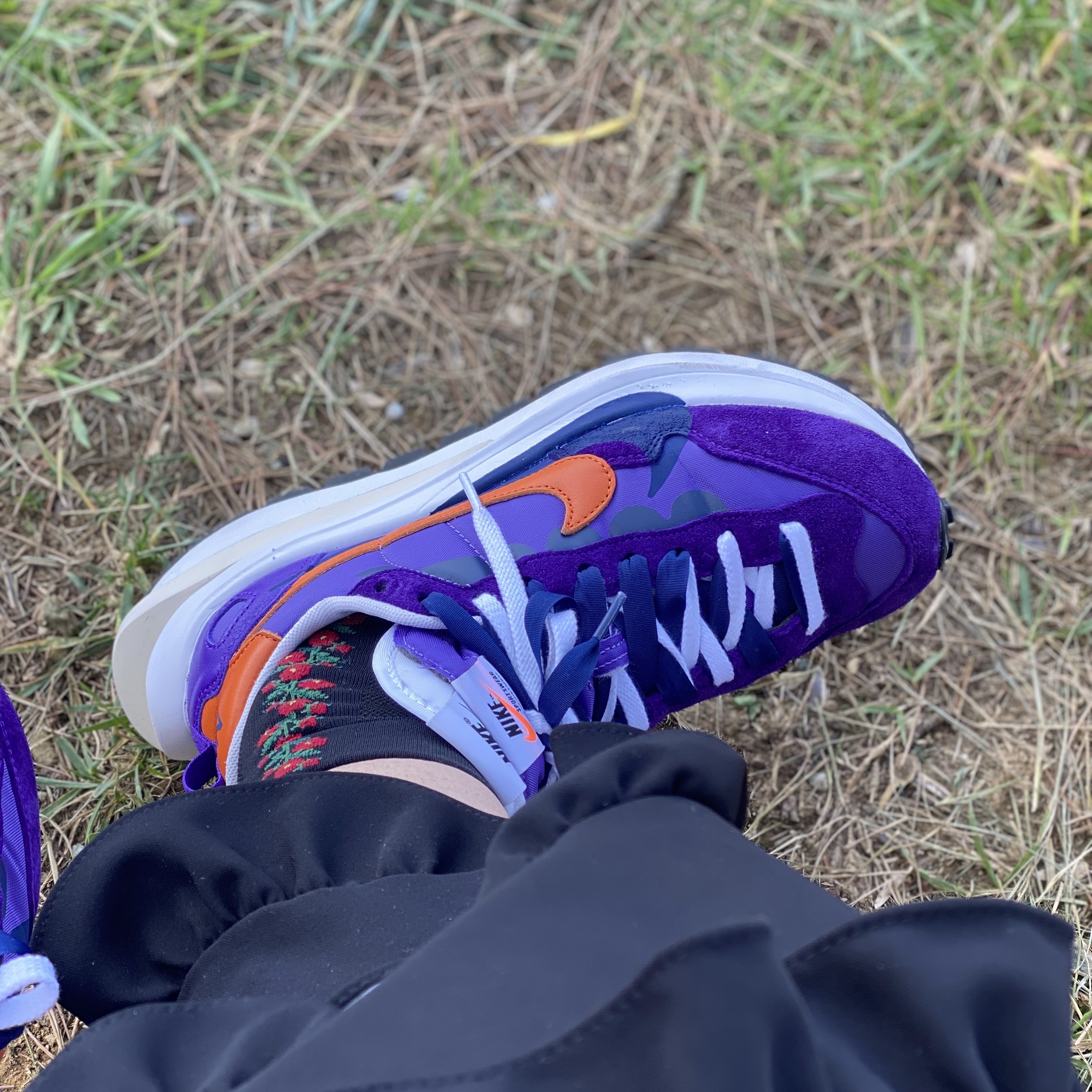 Nike x Sacai VaporWaffle Dark Iris 착용 스타일 - 3