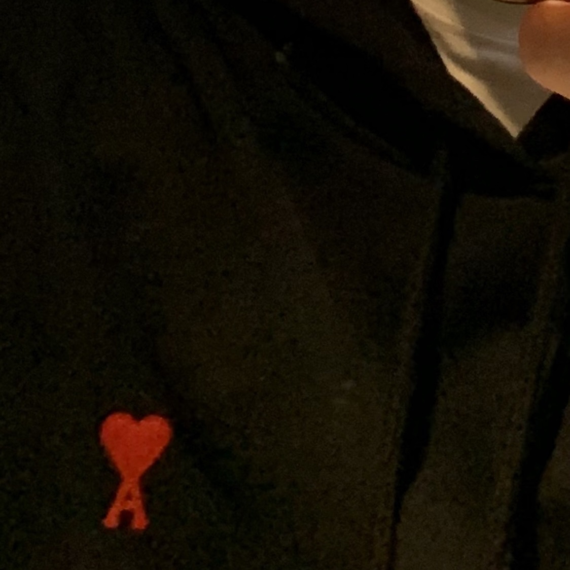AMI de Coeur Hoodie Black 착용 스타일