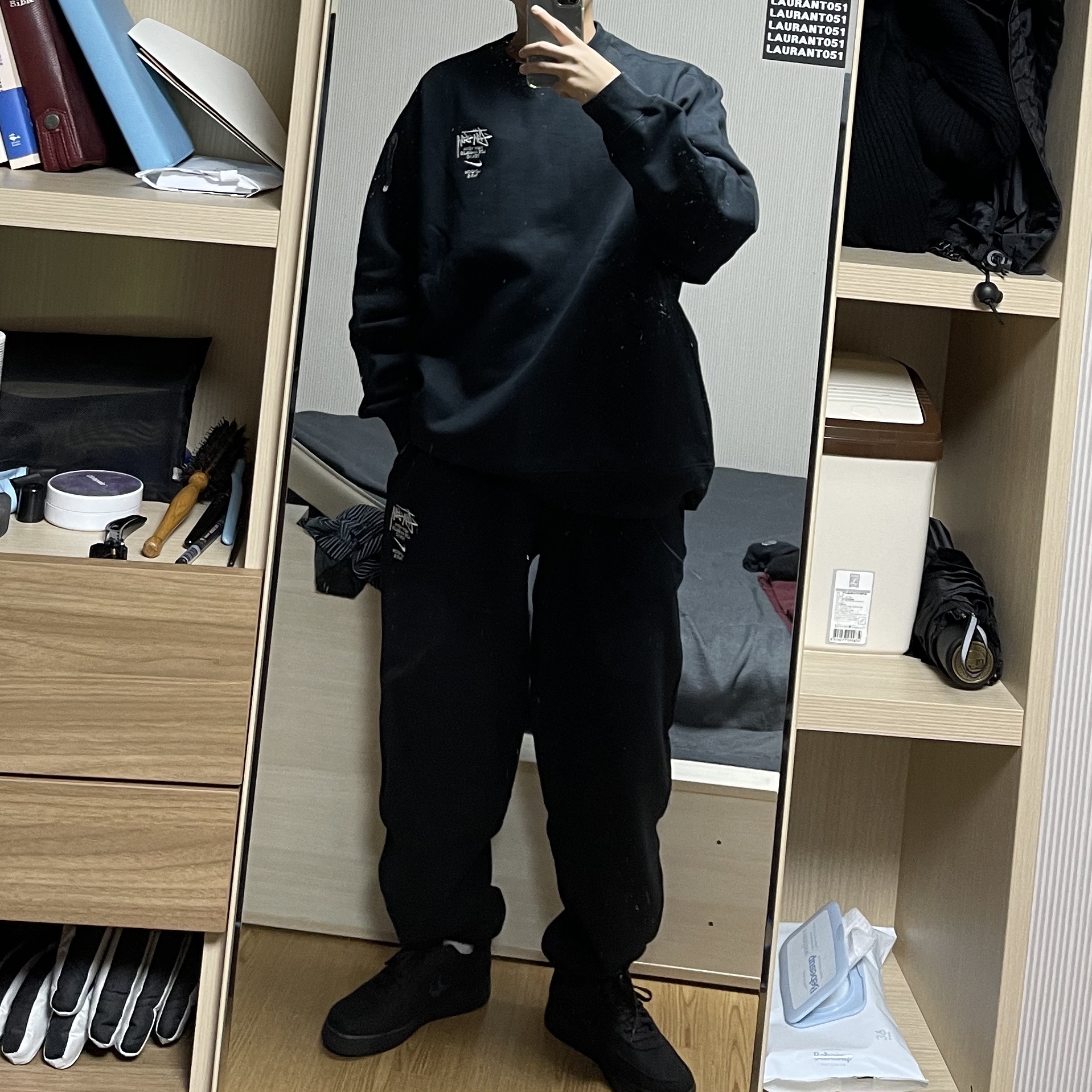 Nike x Stussy Air Force 1 Low Triple Black, Nike x Stussy NRG ZR Fleece Crewneck Black - US/EU 착용 스타일