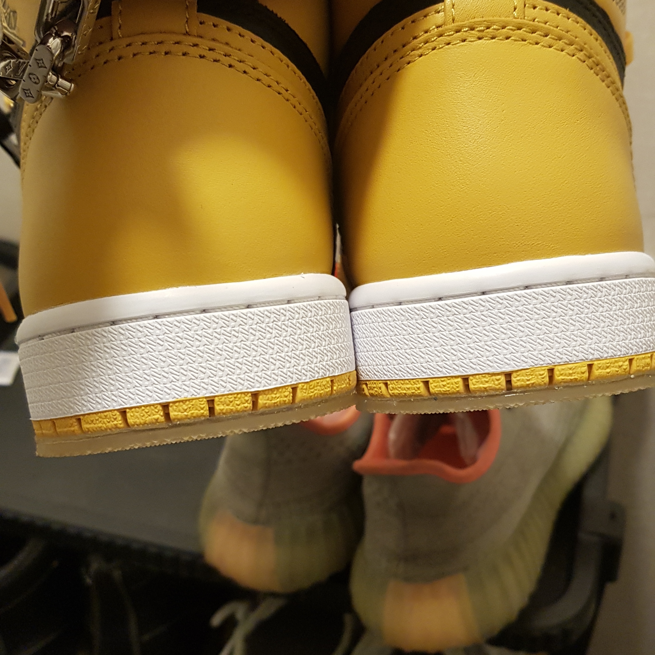 Jordan 1 Retro High OG Pollen, Adidas Yeezy Boost 350 V2 Desert Sage 착용 스타일 - 1