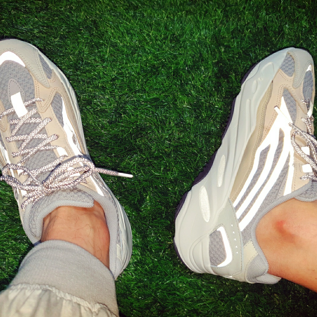 Adidas Yeezy Boost 700 V2 Cream 착용 스타일 - 5