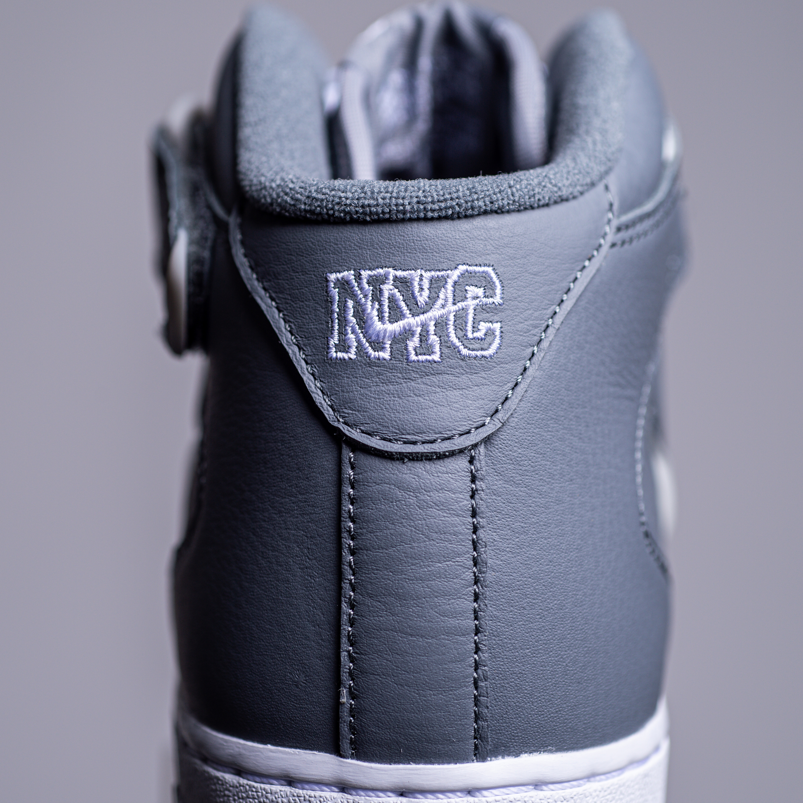 Nike Air Force 1 Mid QS NYC Cool Grey 착용 스타일 - 2