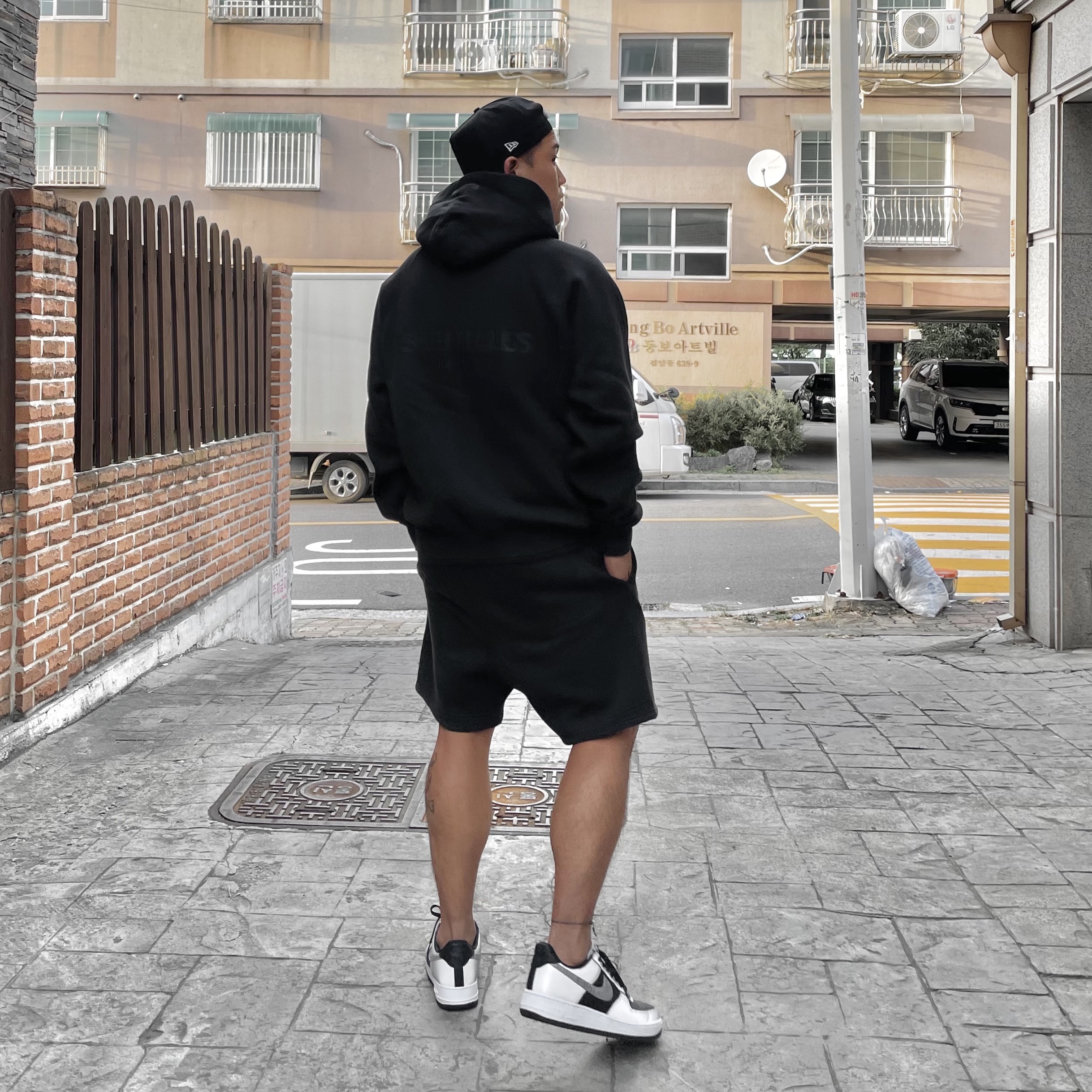 Essentials Pull-Over Hoodie Black - 21SS, Essentials Sweatshorts Black - 21SS 착용 스타일 - 2