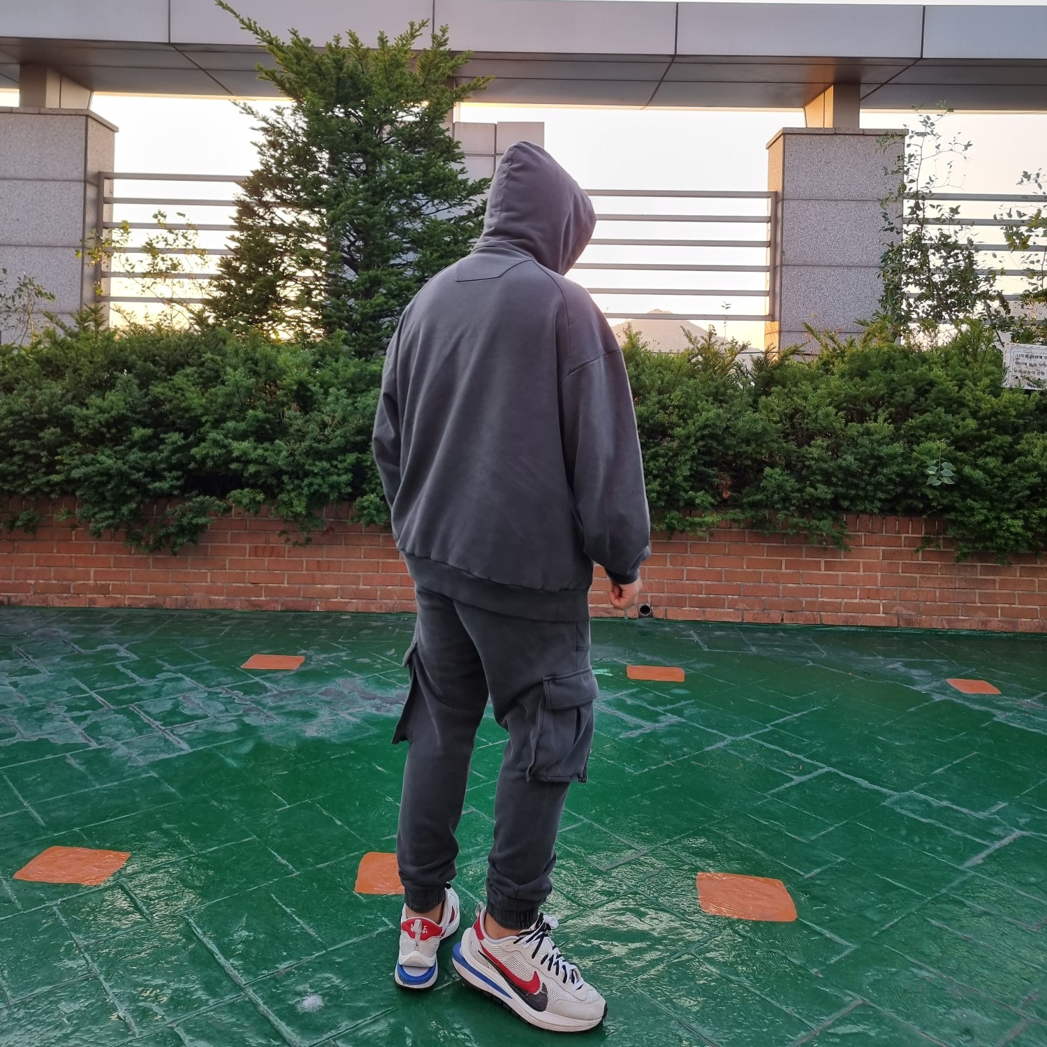 Nike x Sacai VaporWaffle Royal Fuchsia 착용 스타일 - 2