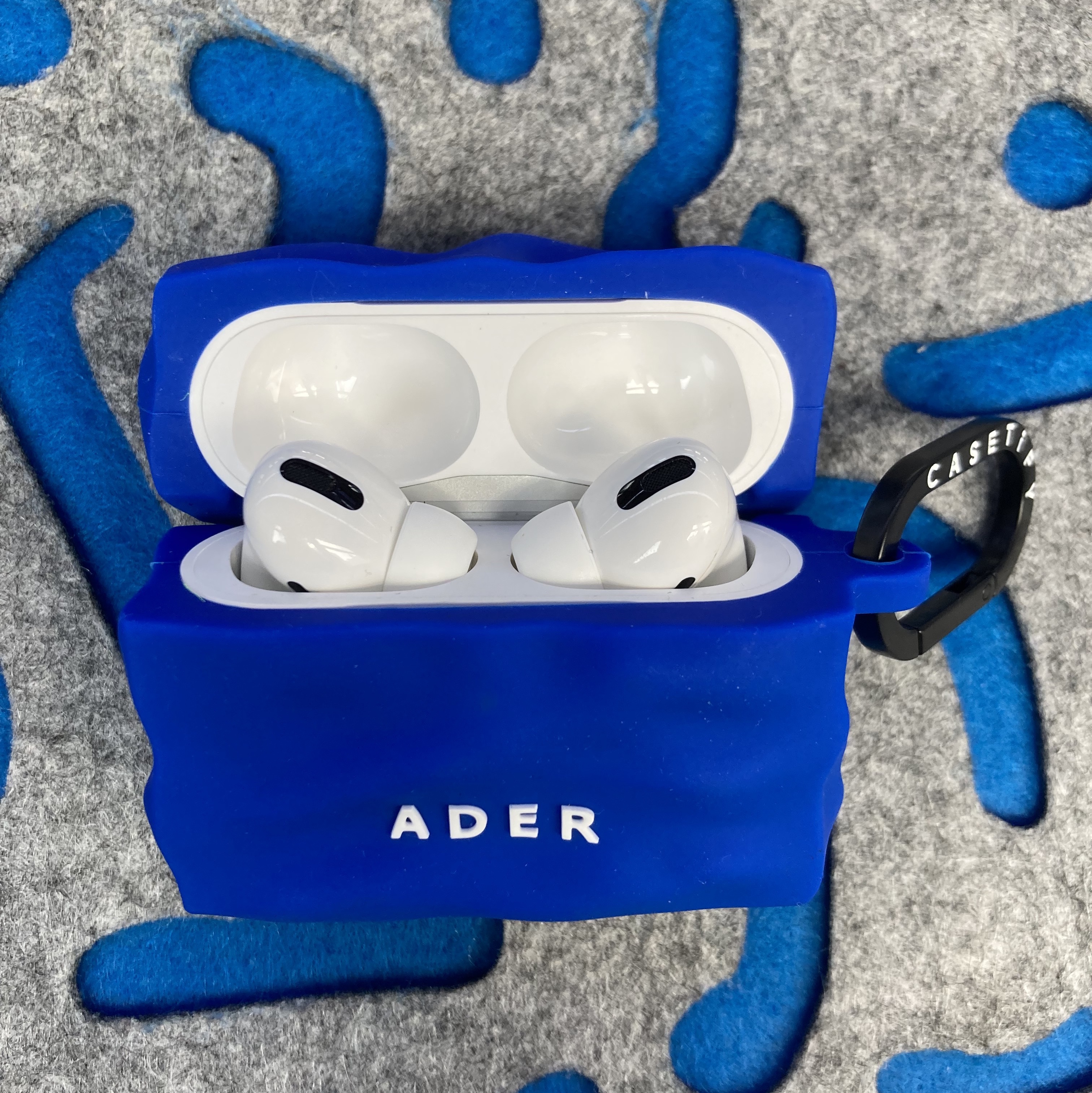 Casetify x Ader Error AirPods Pro Case 착용 스타일