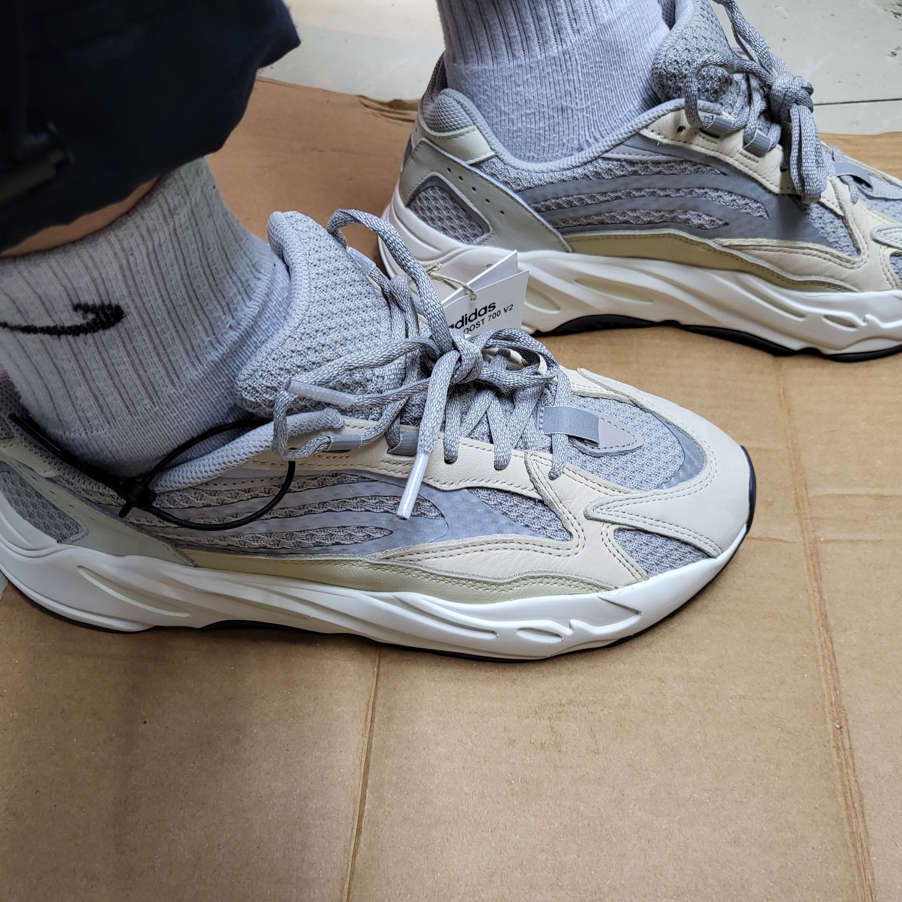 Adidas Yeezy Boost 700 V2 Cream 착용 스타일 - 4