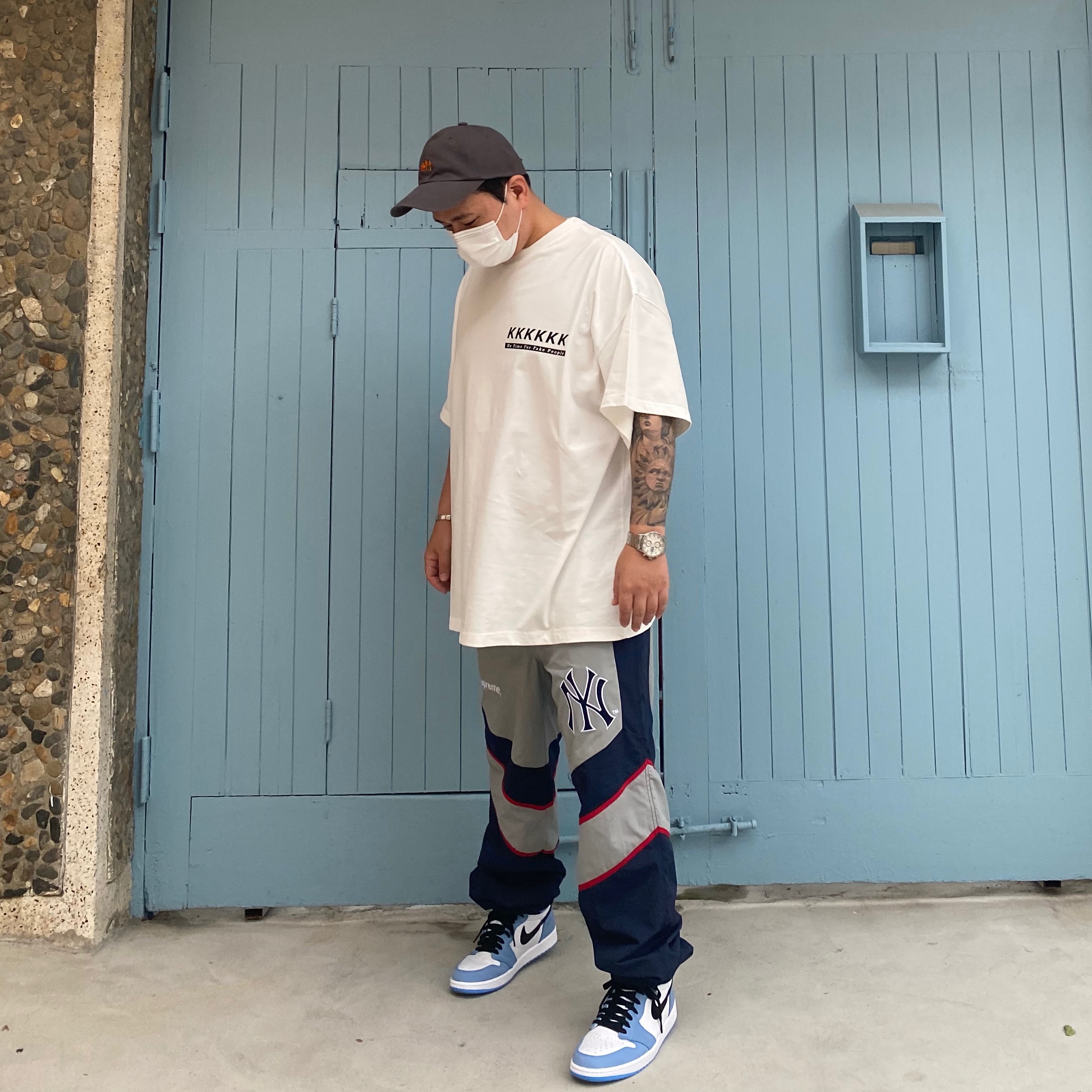 Jordan 1 Retro High OG University Blue, Supreme x New York Yankees Track Pants Navy - 21FW 착용 스타일 - 2