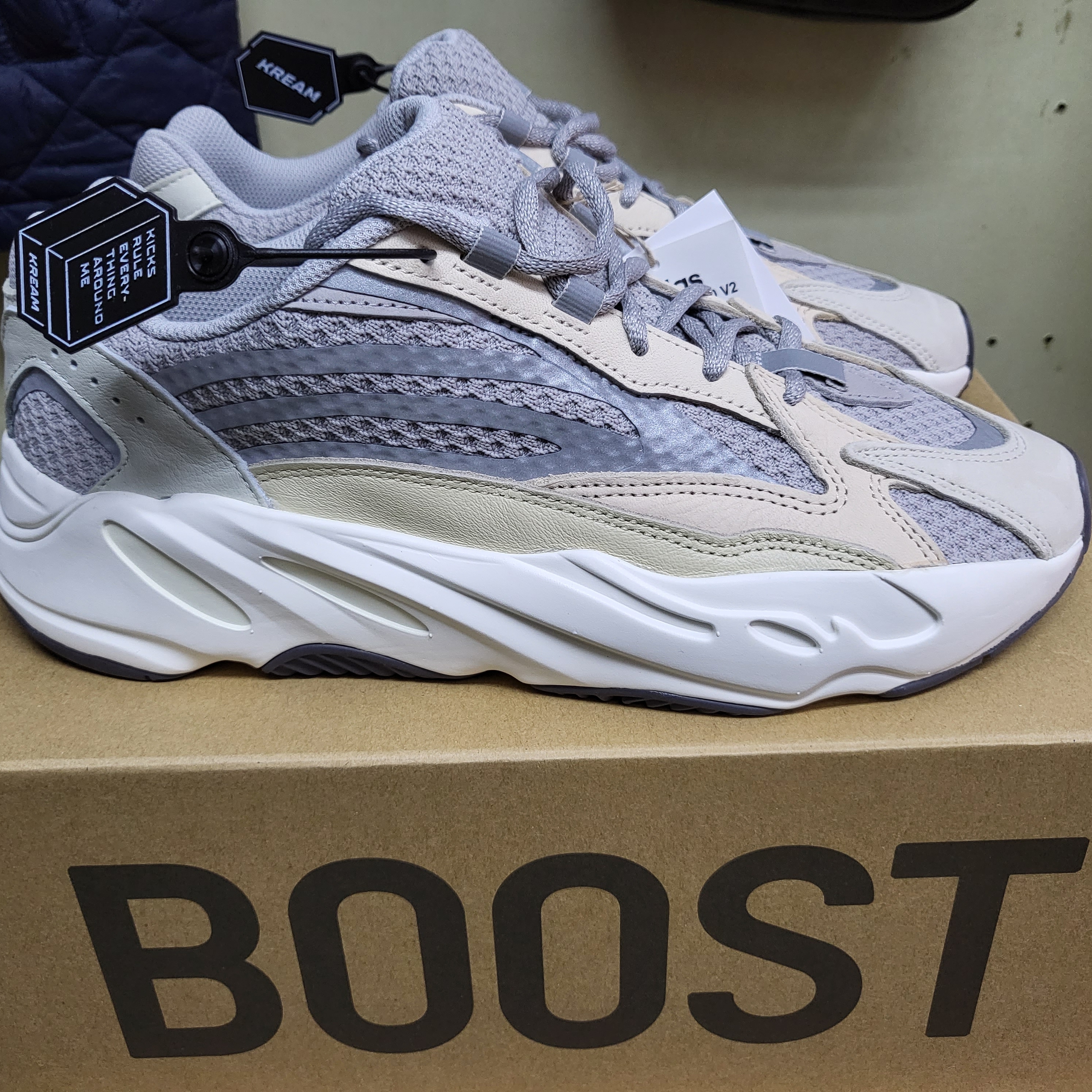 Adidas Yeezy Boost 700 V2 Cream 착용 스타일 - 1