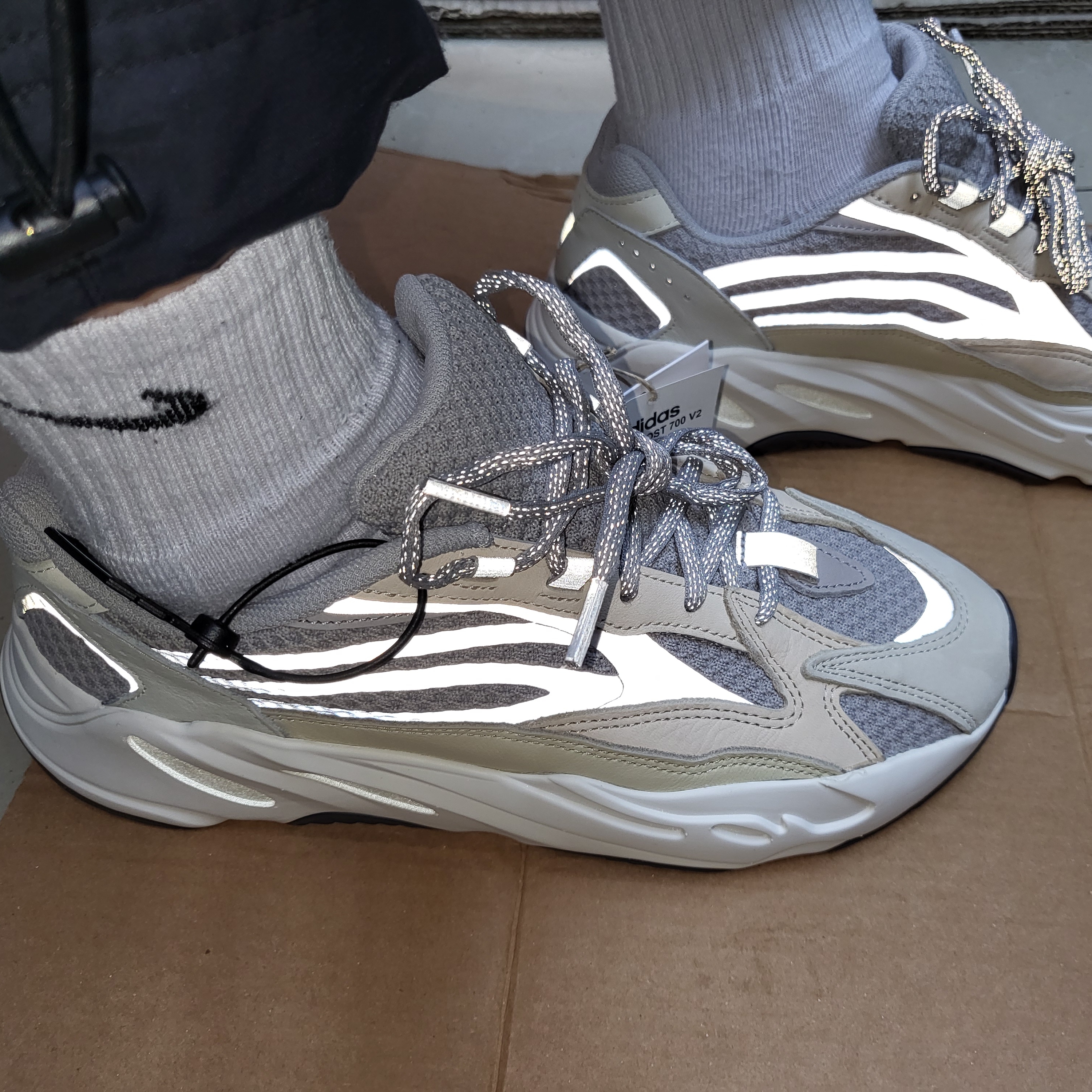 Adidas Yeezy Boost 700 V2 Cream 착용 스타일 - 5
