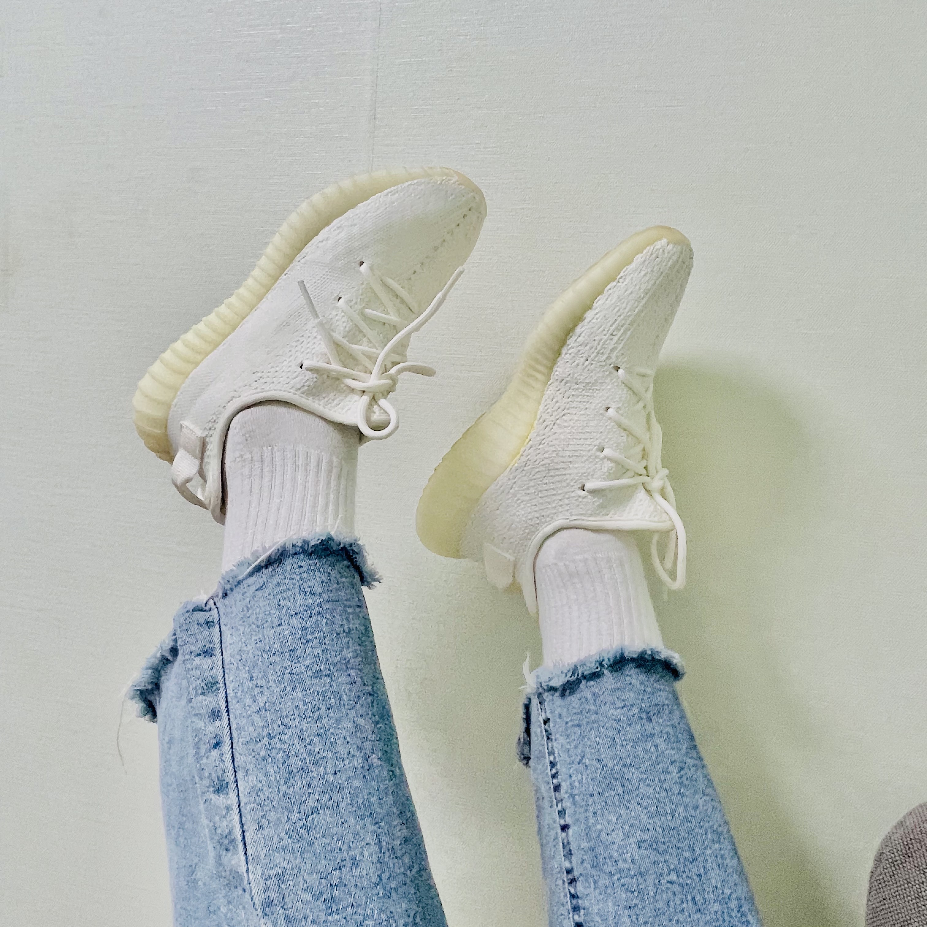 Adidas Yeezy Boost 350 V2 Cream/Triple White 착용 스타일 - 1