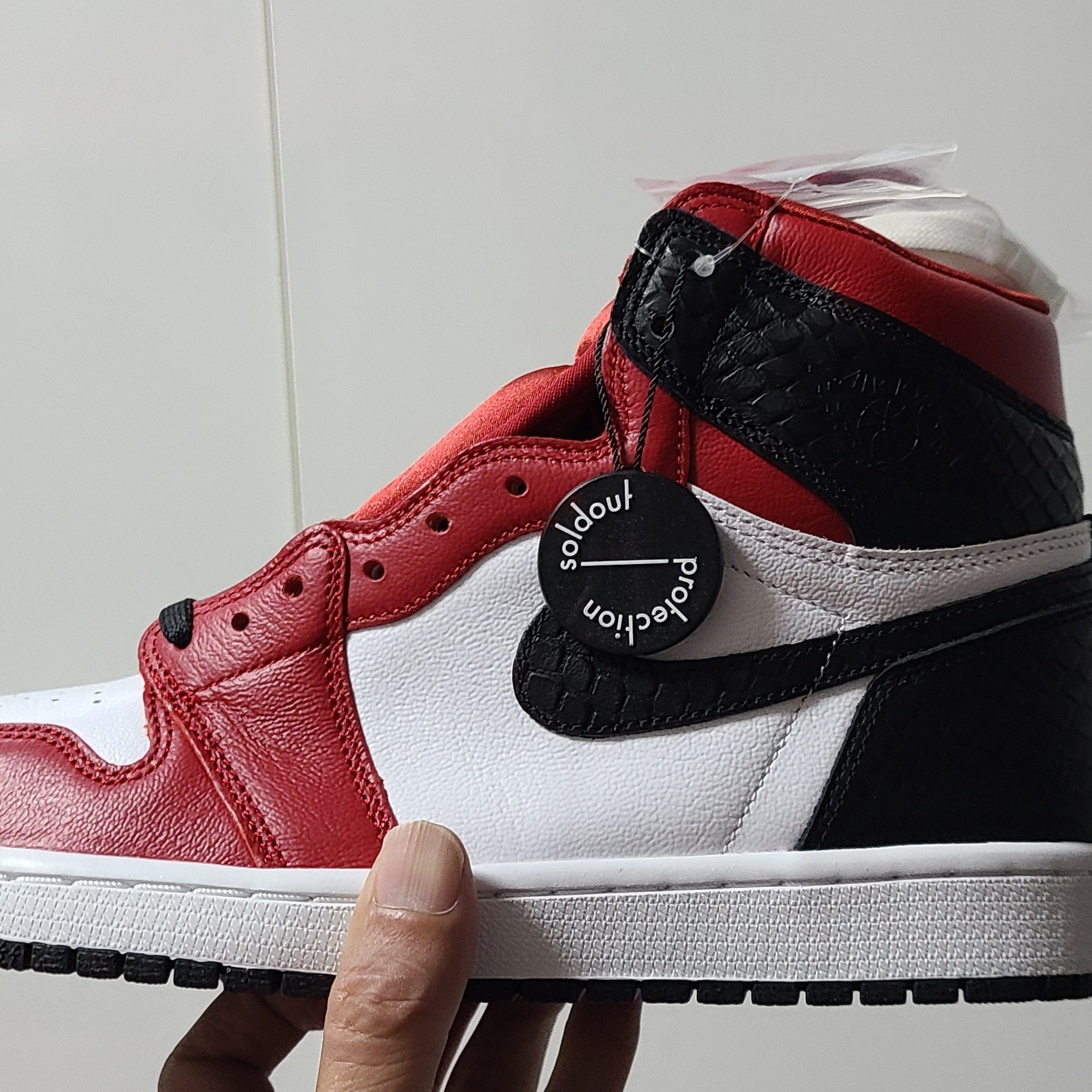 (W) Jordan 1 Retro High Satin Red 착용 스타일 - 3