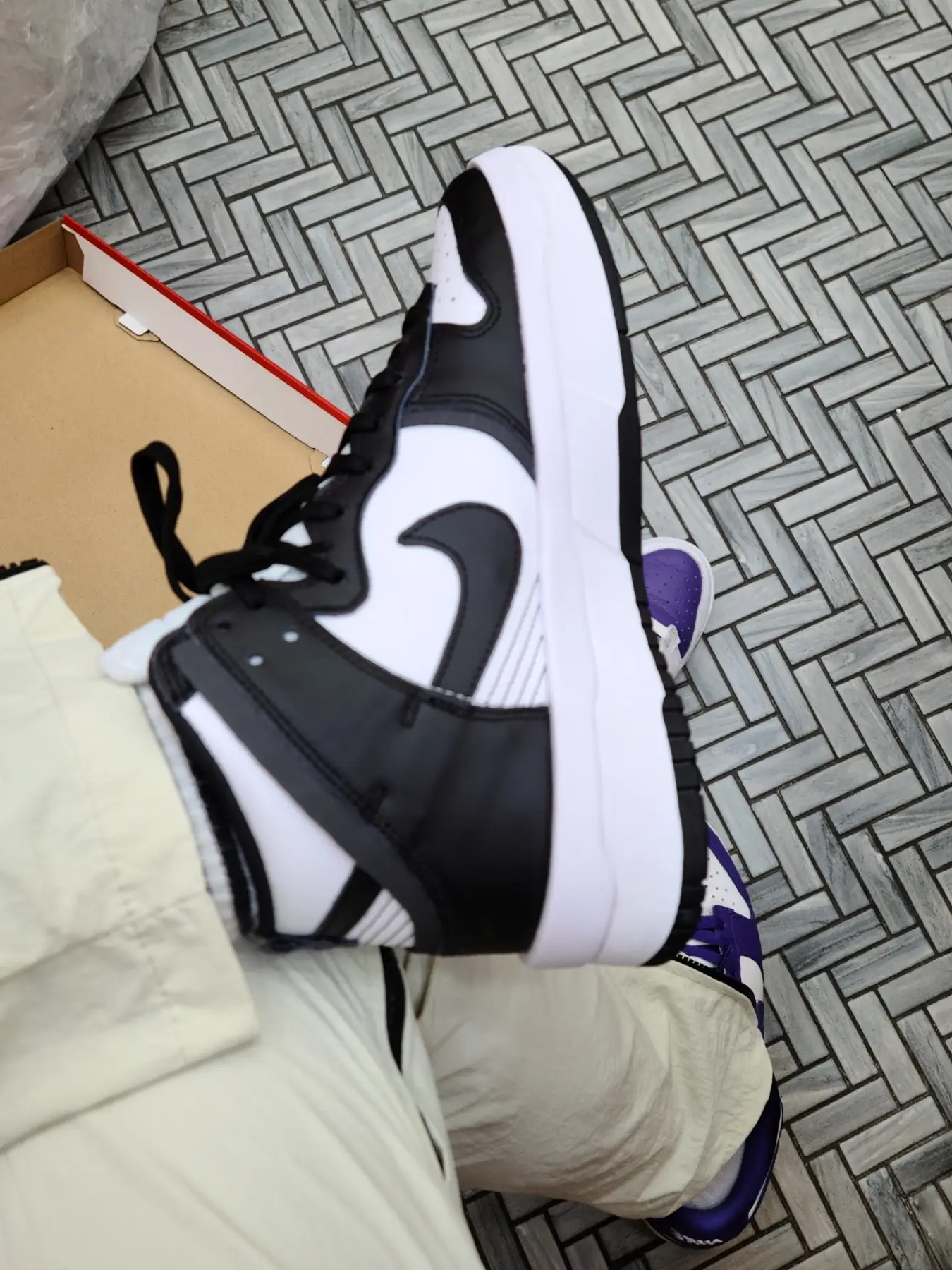(W) Nike Dunk High Up Black and White 착용 스타일 - 4