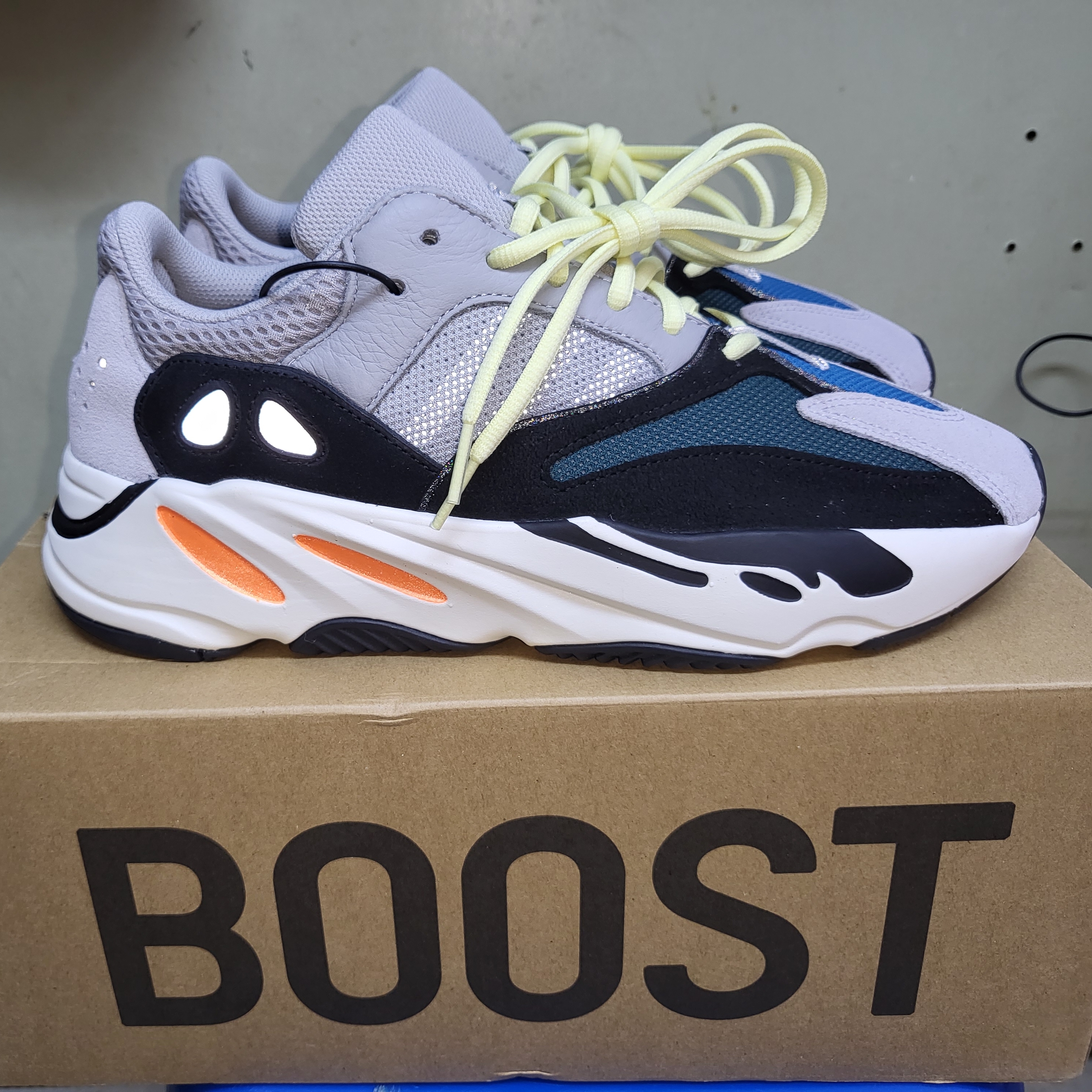 Adidas Yeezy Boost 700 Wave Runner Solid Grey 2017/2019 착용 스타일 - 2