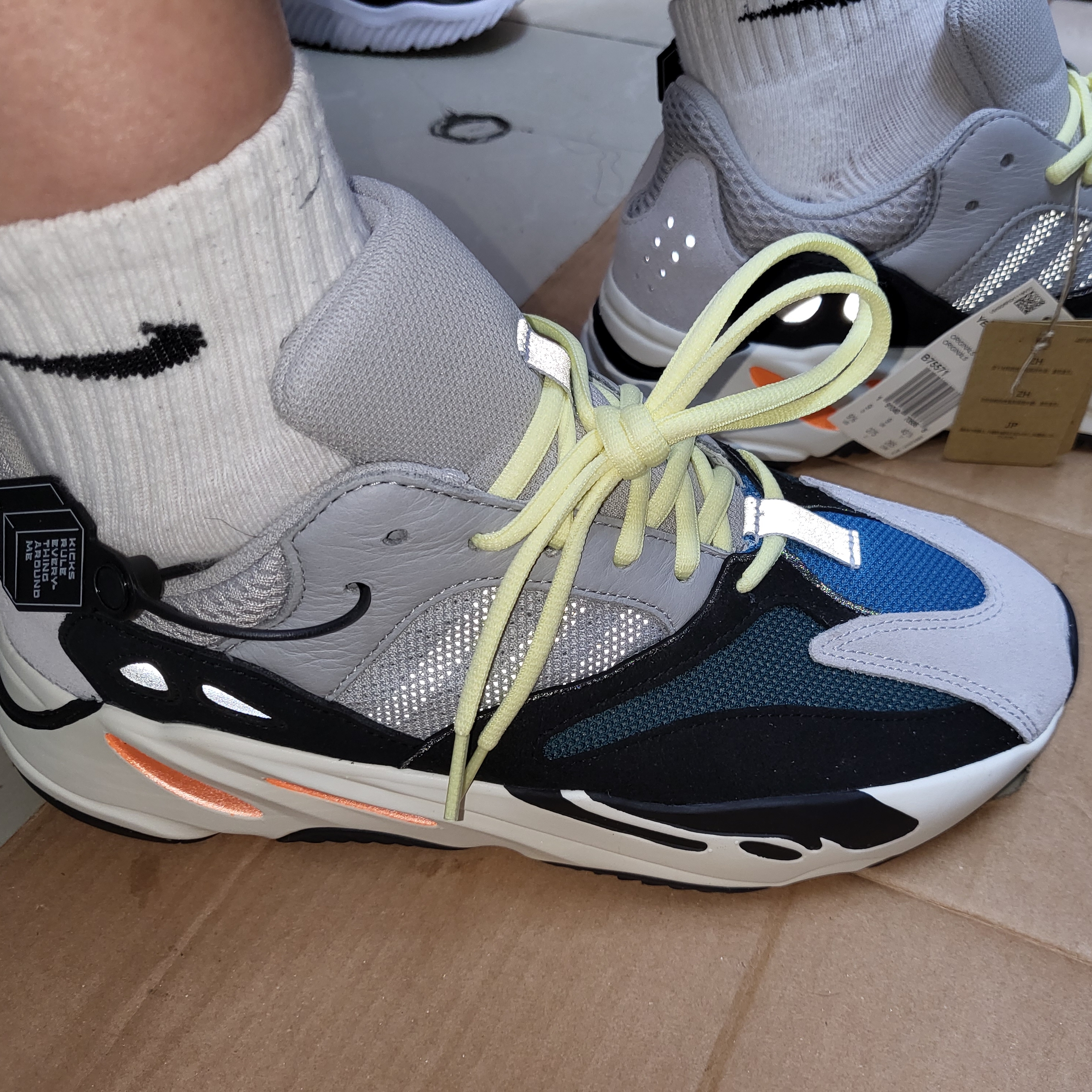 Adidas Yeezy Boost 700 Wave Runner Solid Grey 2017/2019 착용 스타일 - 4