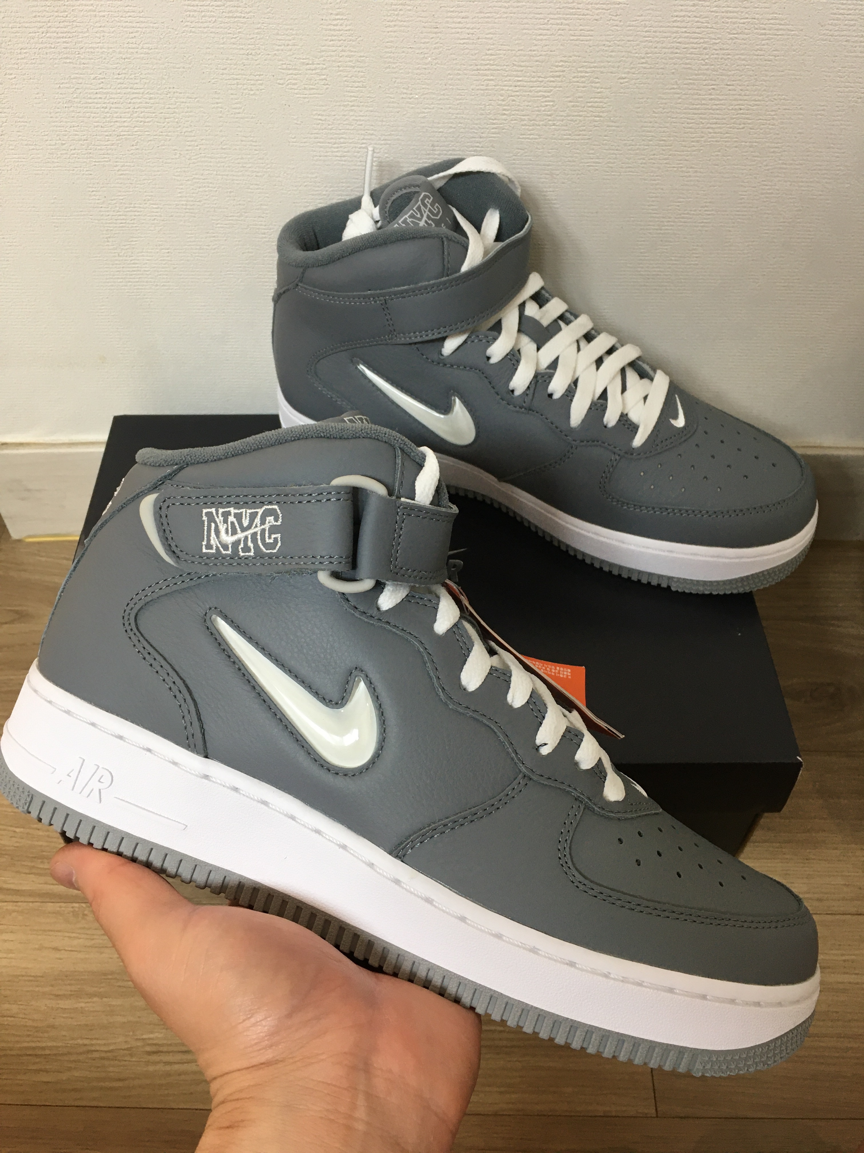 Nike Air Force 1 Mid QS NYC Cool Grey 착용 스타일 - 1