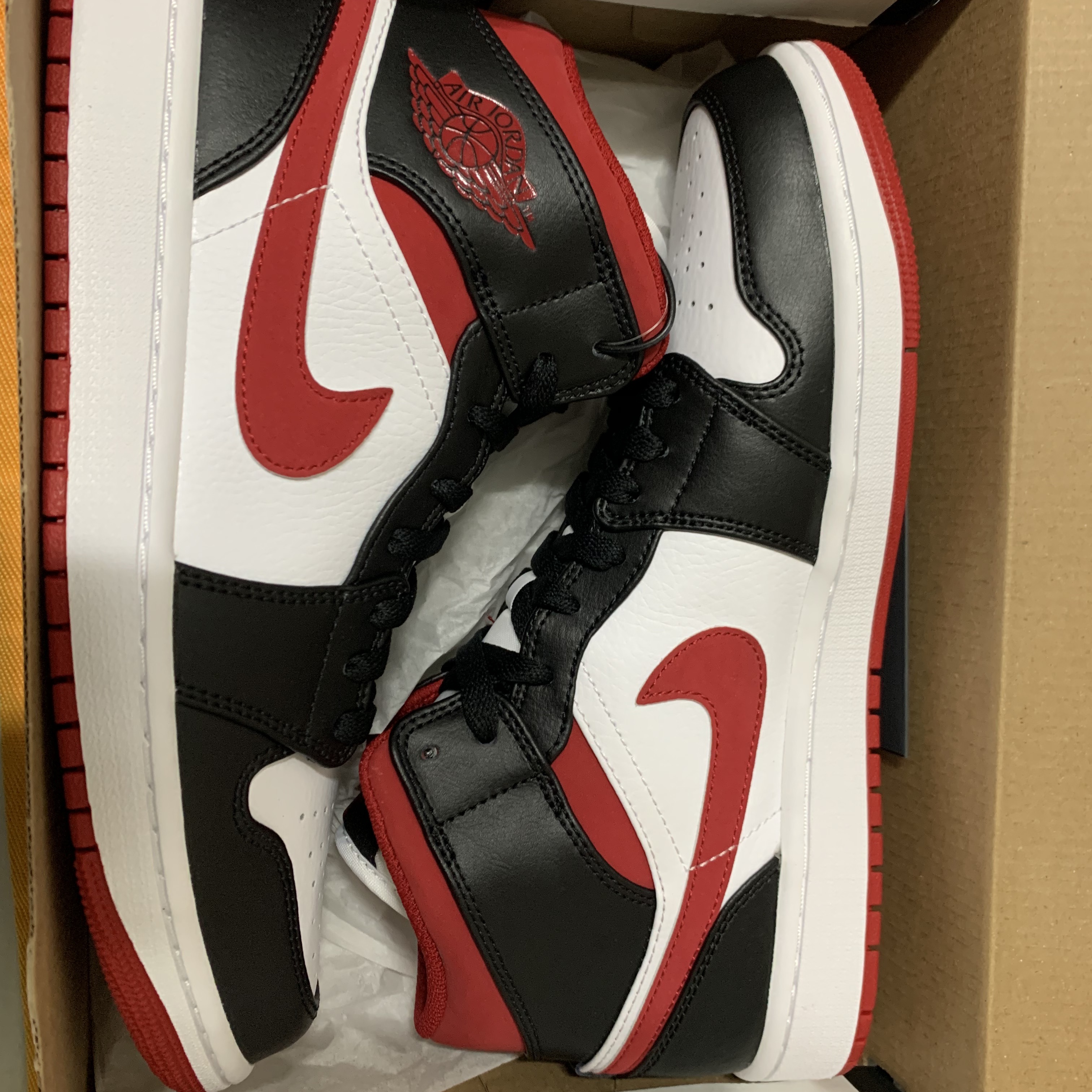 Jordan 1 Mid Gym Red Black White 착용 스타일 - 2