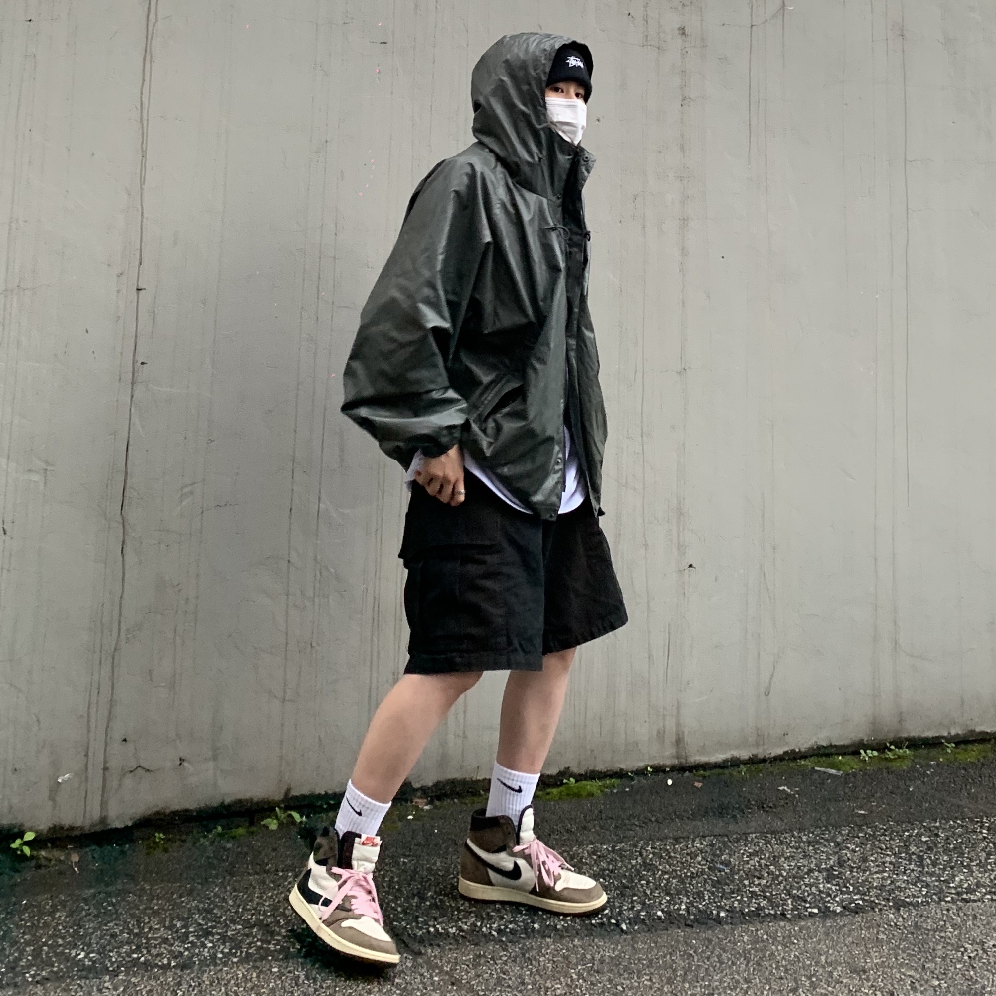 Jordan 1 x Travis Scott Retro High OG SP Mocha, Stussy Basic Cuff Beanie Black 착용 스타일 - 3