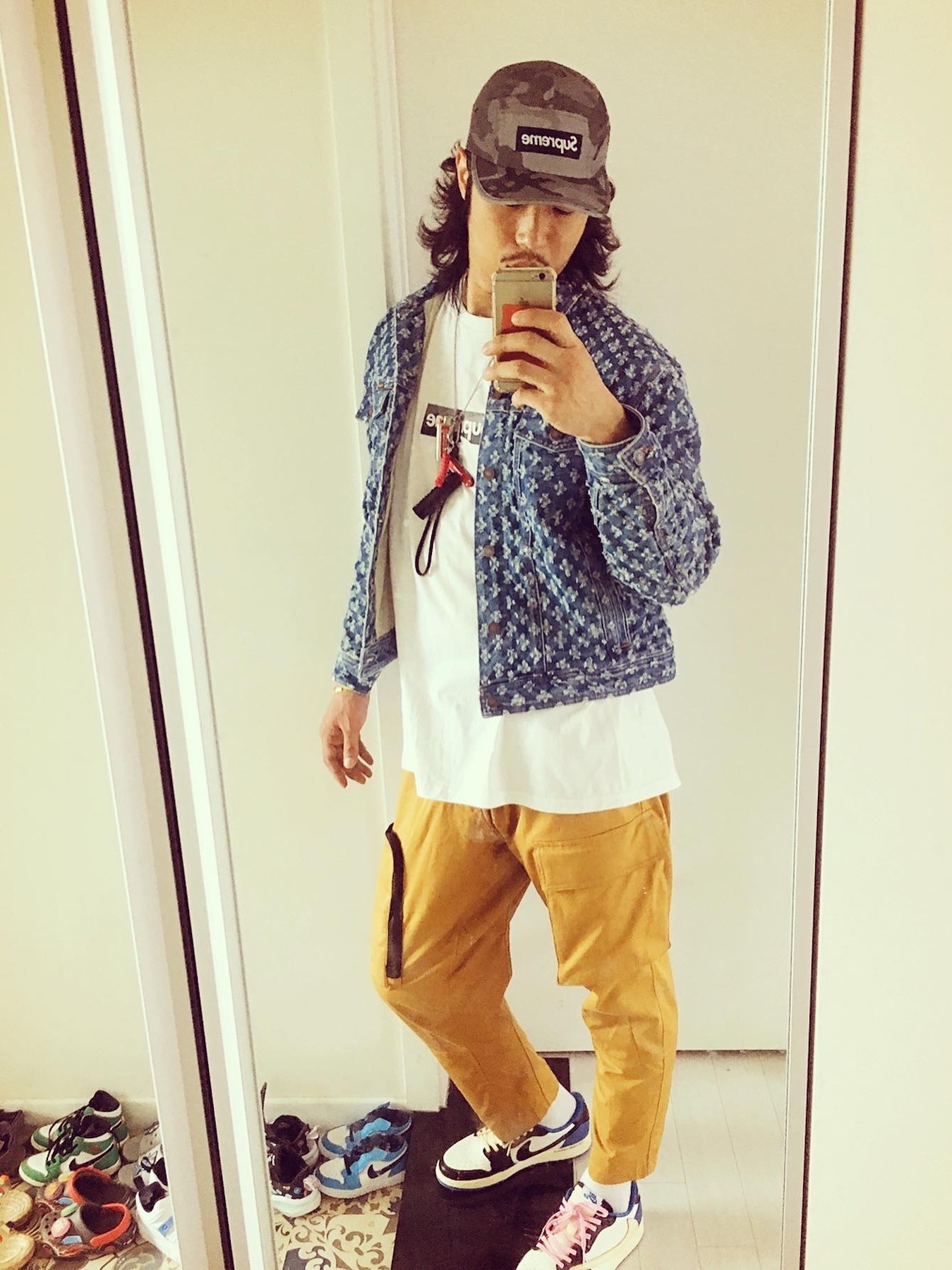 Supreme Hole Punch Denim Trucker Jacket Blue - 20SS, Jordan 1 x Travis Scott x Fragment Retro Low OG SP Military Blue 착용 스타일 - 1