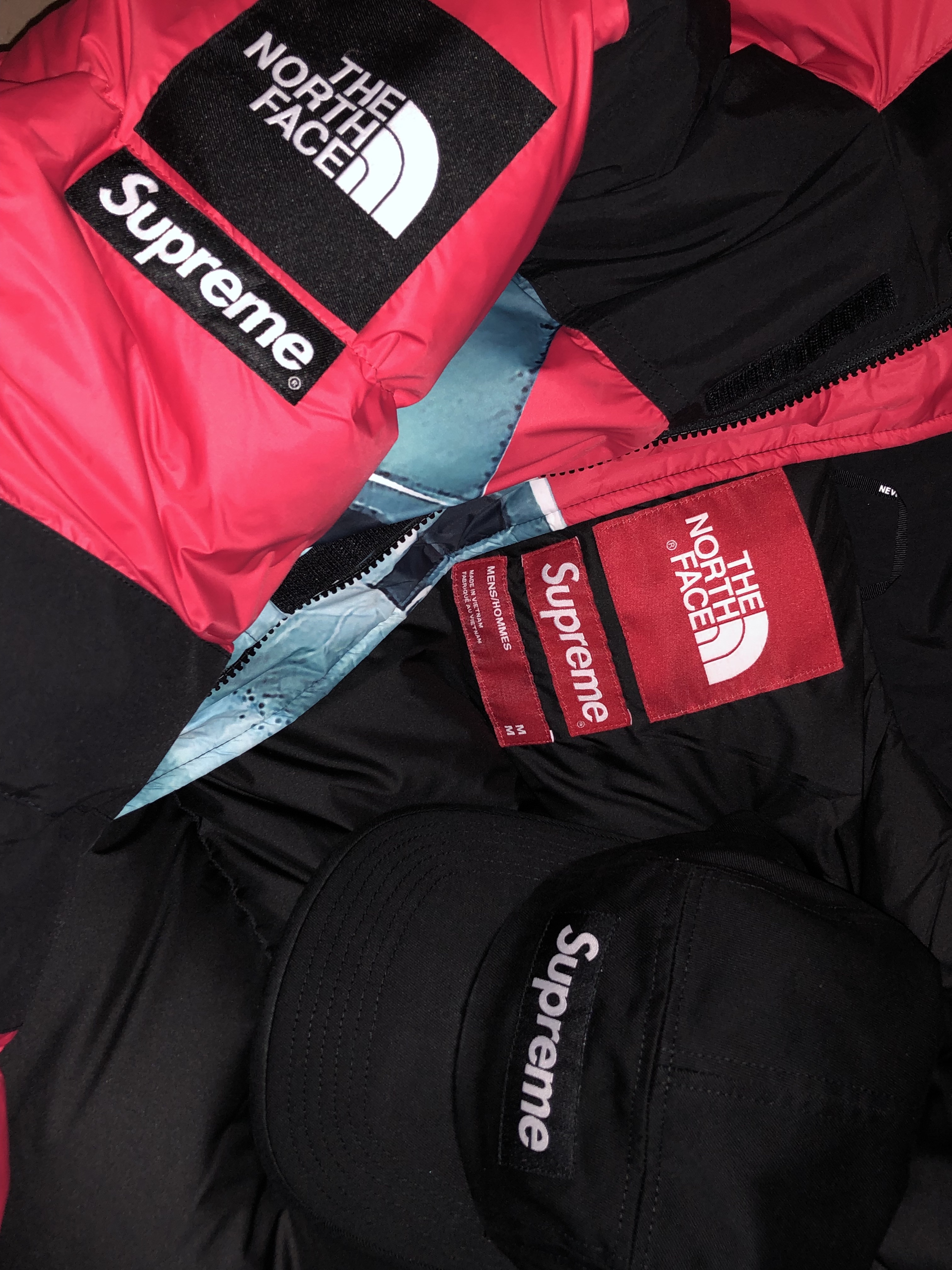 Supreme Washed Chino Twill Camp Cap Black, Supreme x The North Face Statue of Liberty Baltoro Jacket Red - 19FW 착용 스타일 - 5