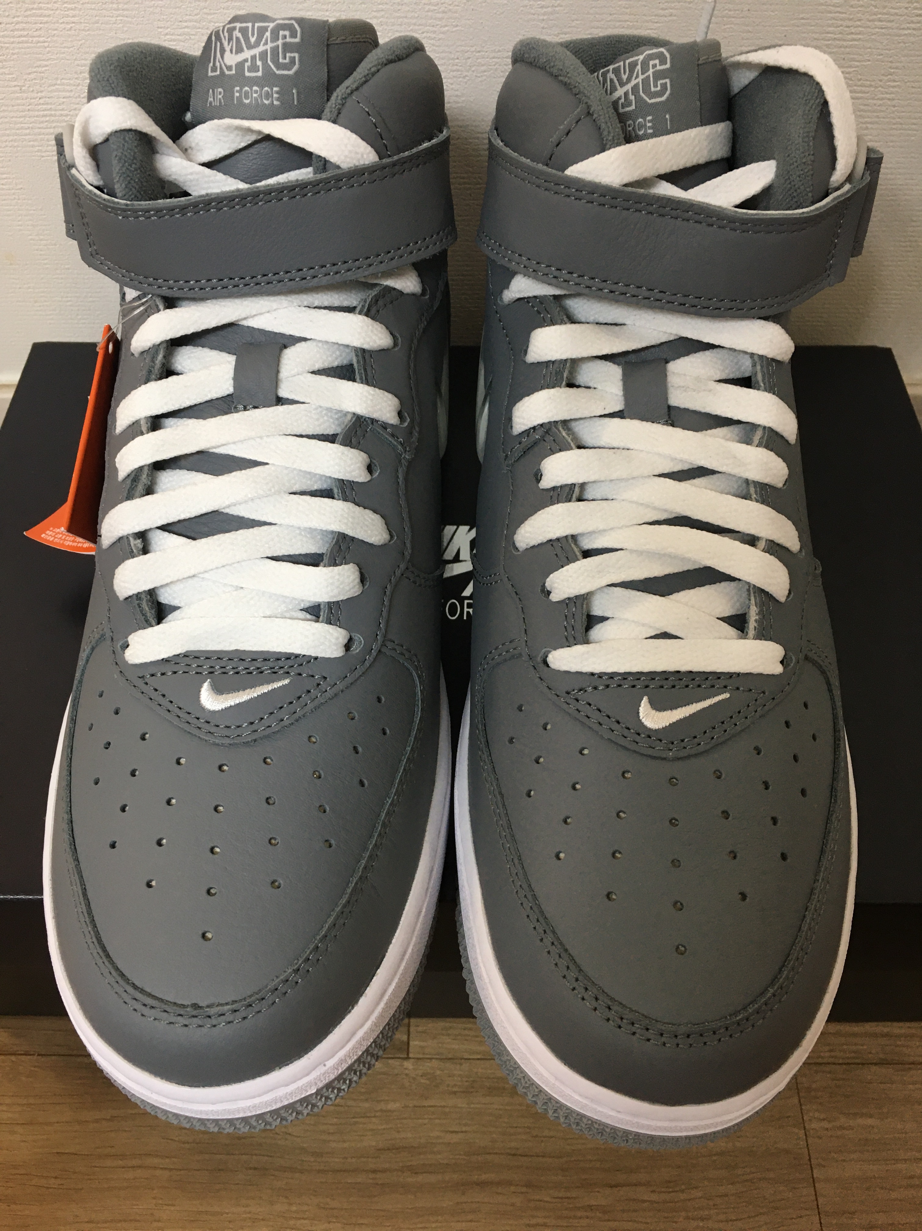 Nike Air Force 1 Mid QS NYC Cool Grey 착용 스타일 - 3