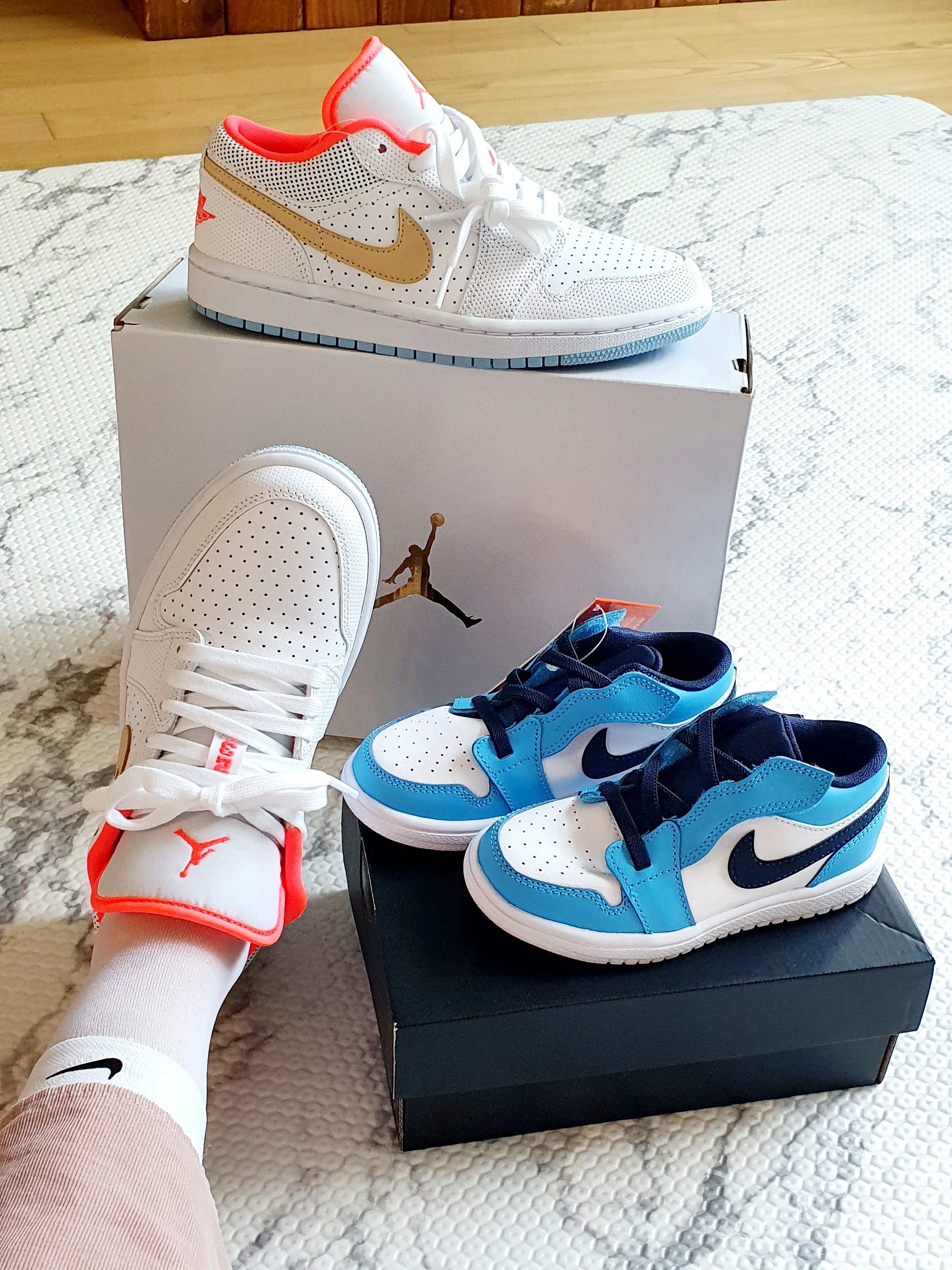 (W) Jordan 1 Low SE White Sesame, (PS) Jordan 1 Low Alt Dark Powder Blue 착용 스타일