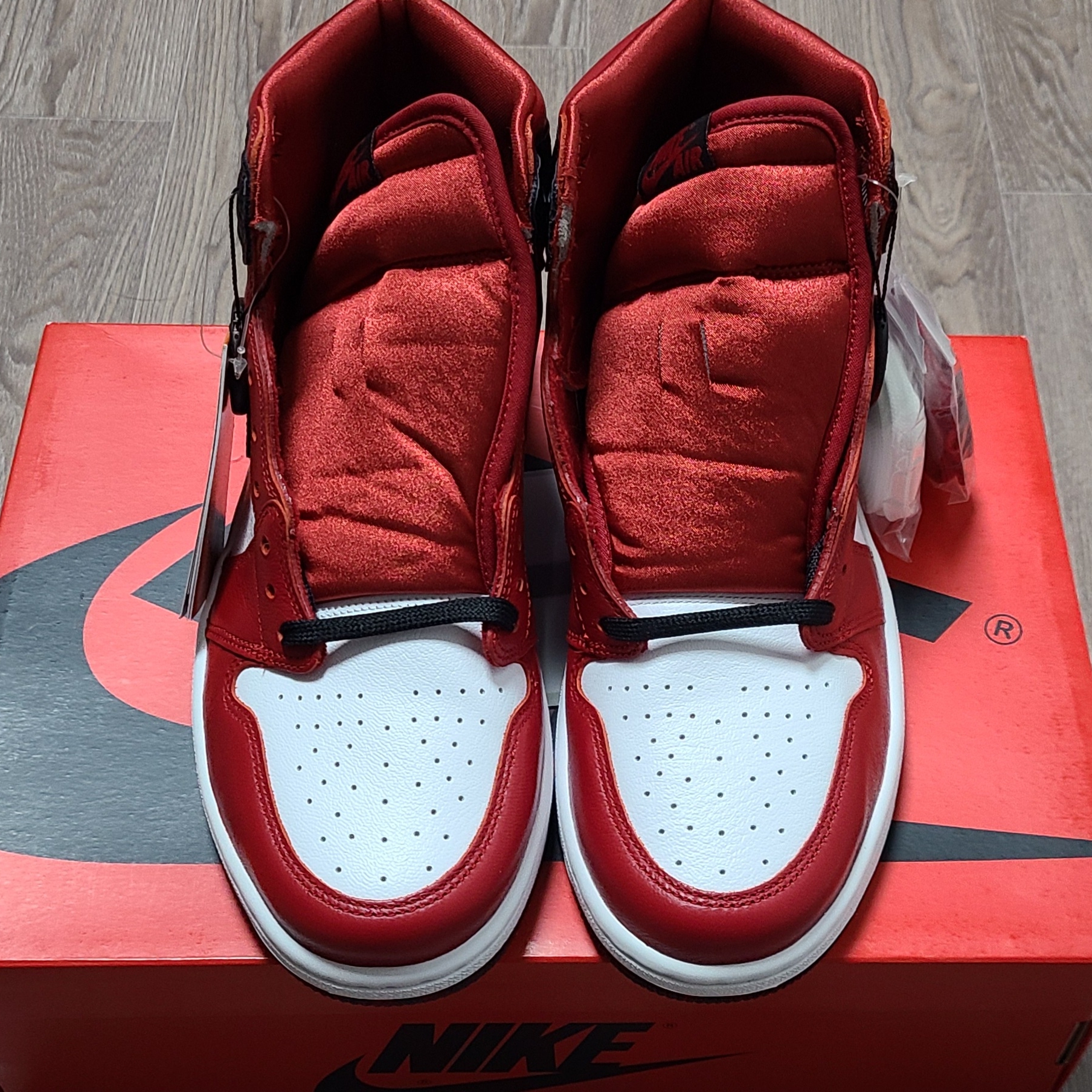 (W) Jordan 1 Retro High Satin Red 착용 스타일 - 5