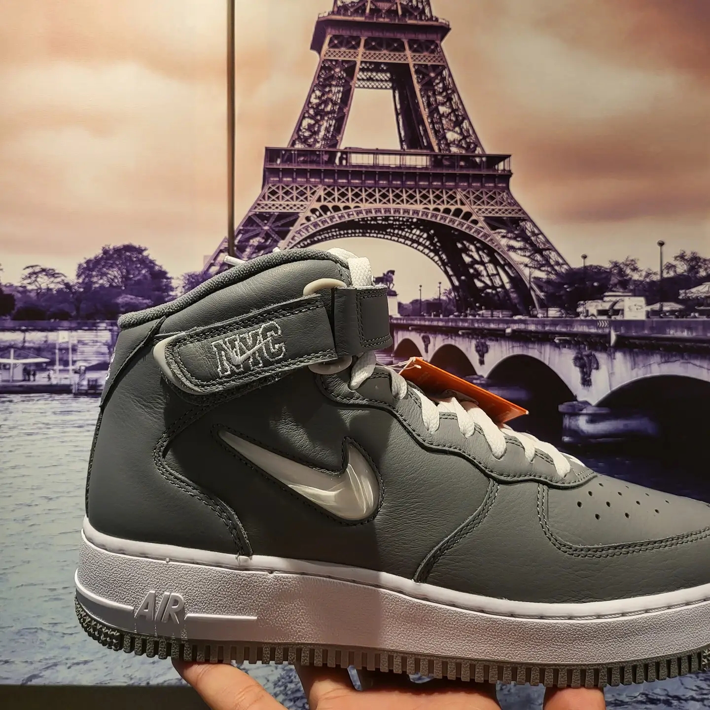 Nike Air Force 1 Mid QS NYC Cool Grey 착용 스타일 - 3