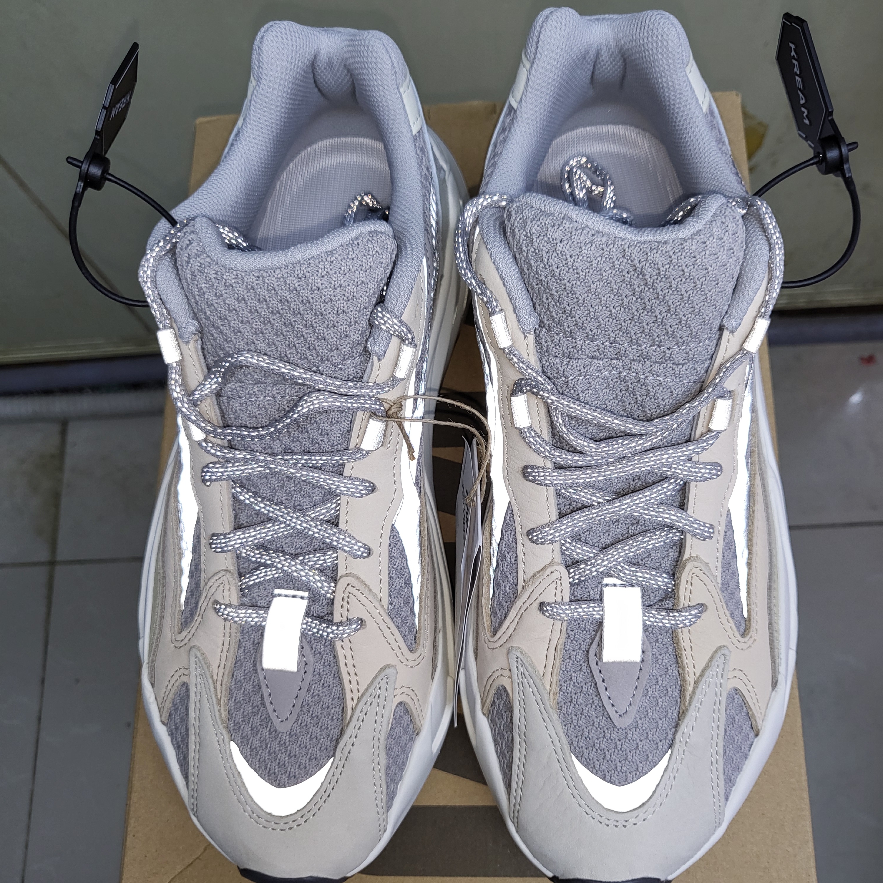 Adidas Yeezy Boost 700 V2 Cream 착용 스타일 - 3