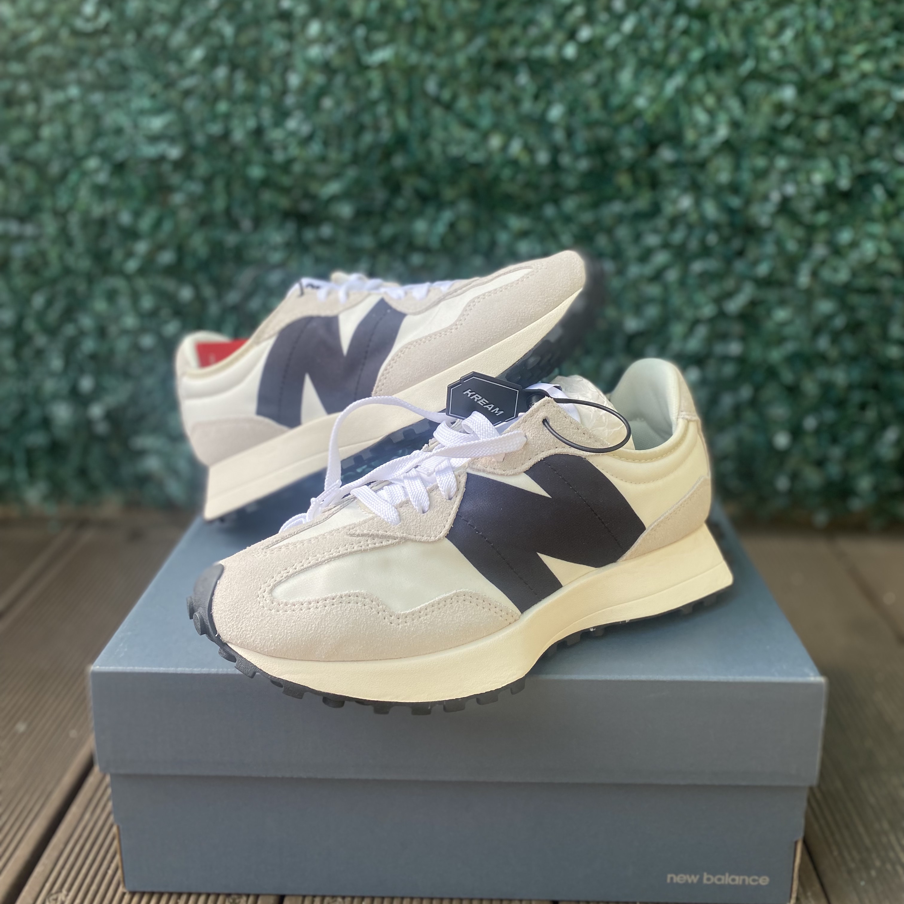 New Balance 327 White Black 착용 스타일