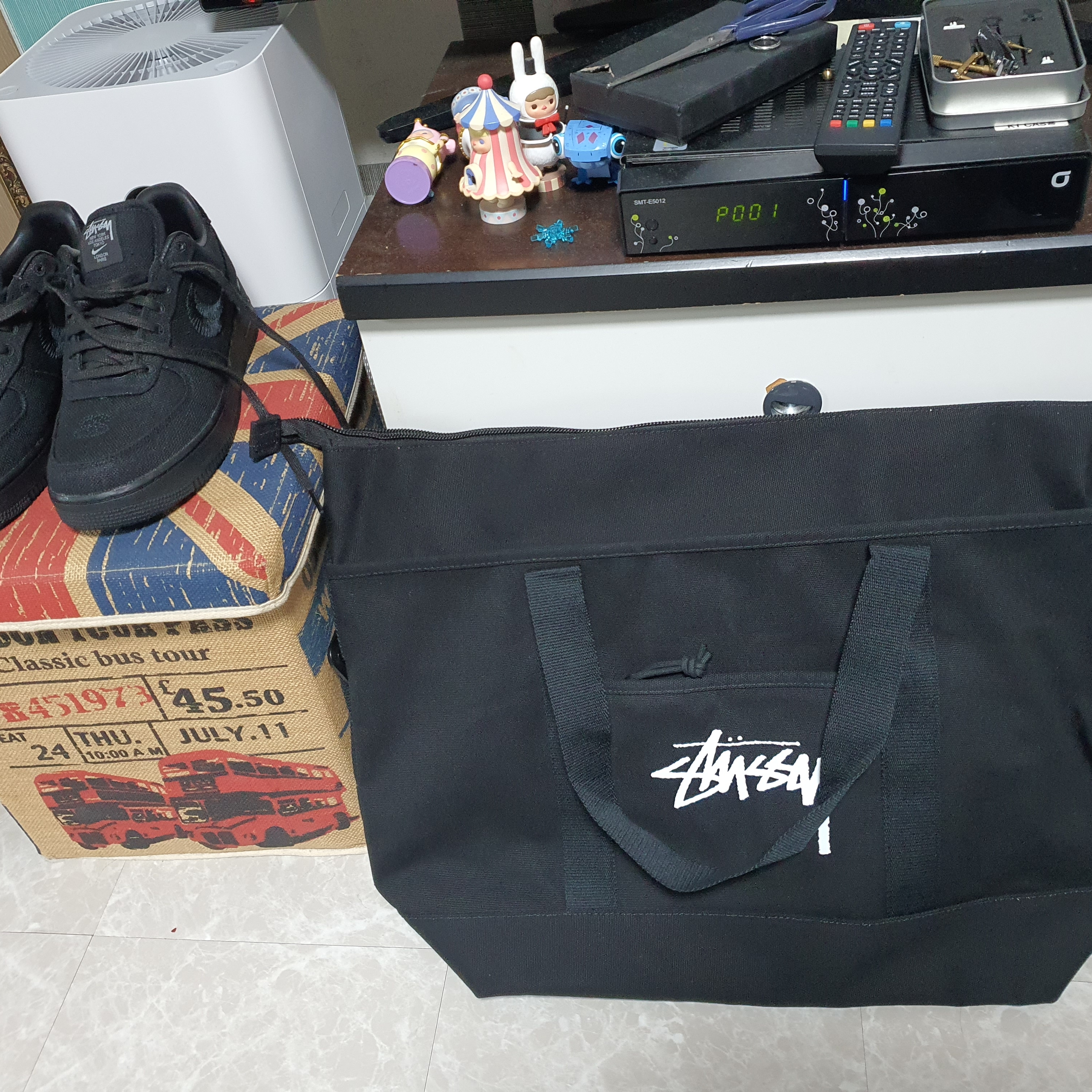 Nike x Stussy Air Force 1 Low Triple Black, Nike x Stussy Tote Bag 착용 스타일 - 2