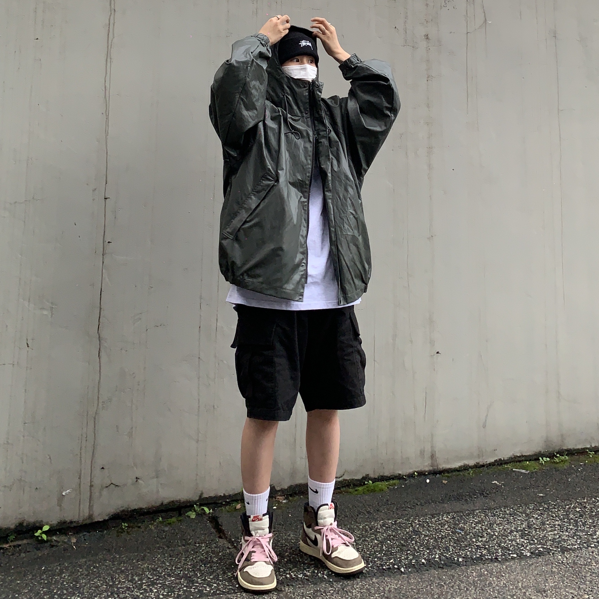 Jordan 1 x Travis Scott Retro High OG SP Mocha, Stussy Basic Cuff Beanie Black 착용 스타일 - 4