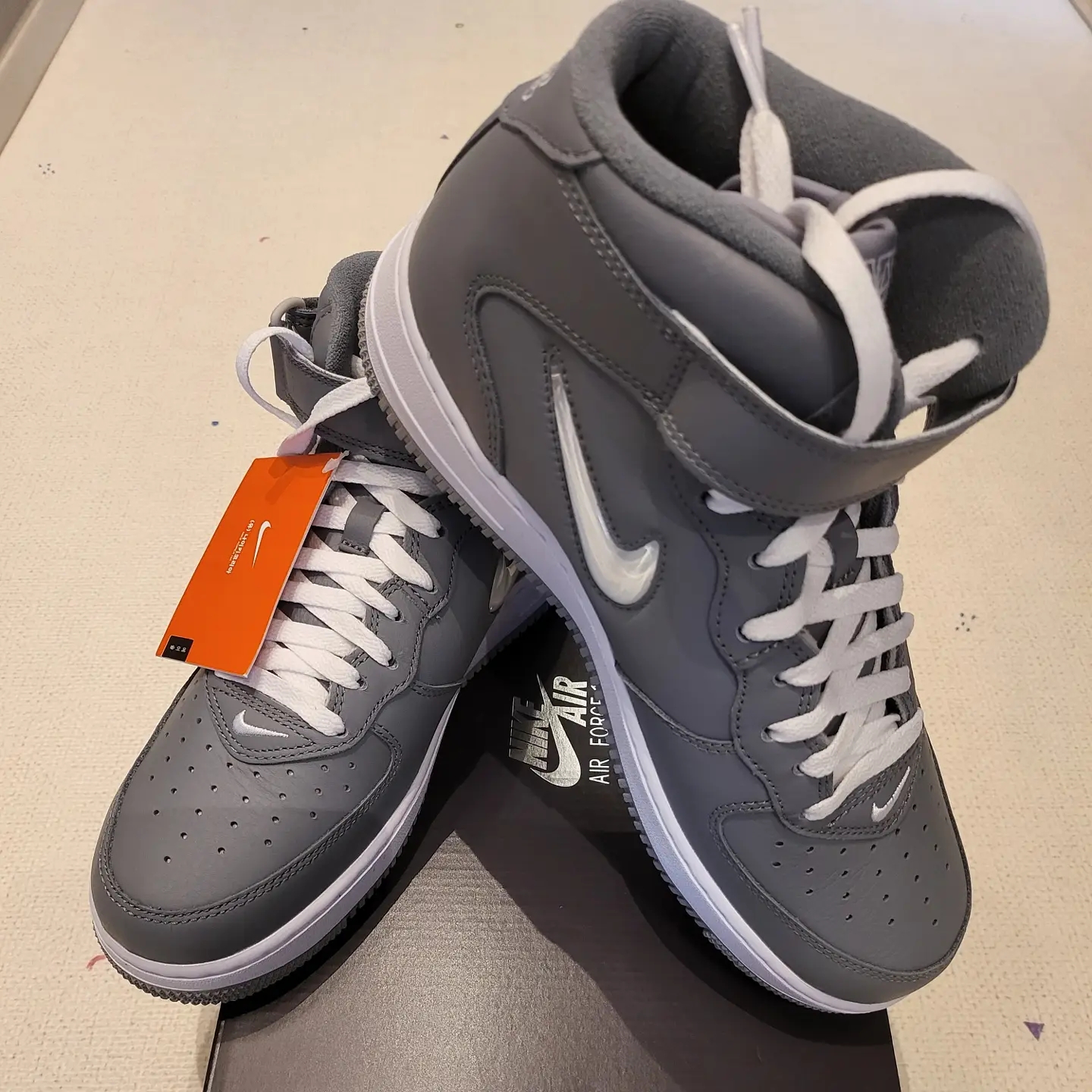 Nike Air Force 1 Mid QS NYC Cool Grey 착용 스타일 - 2