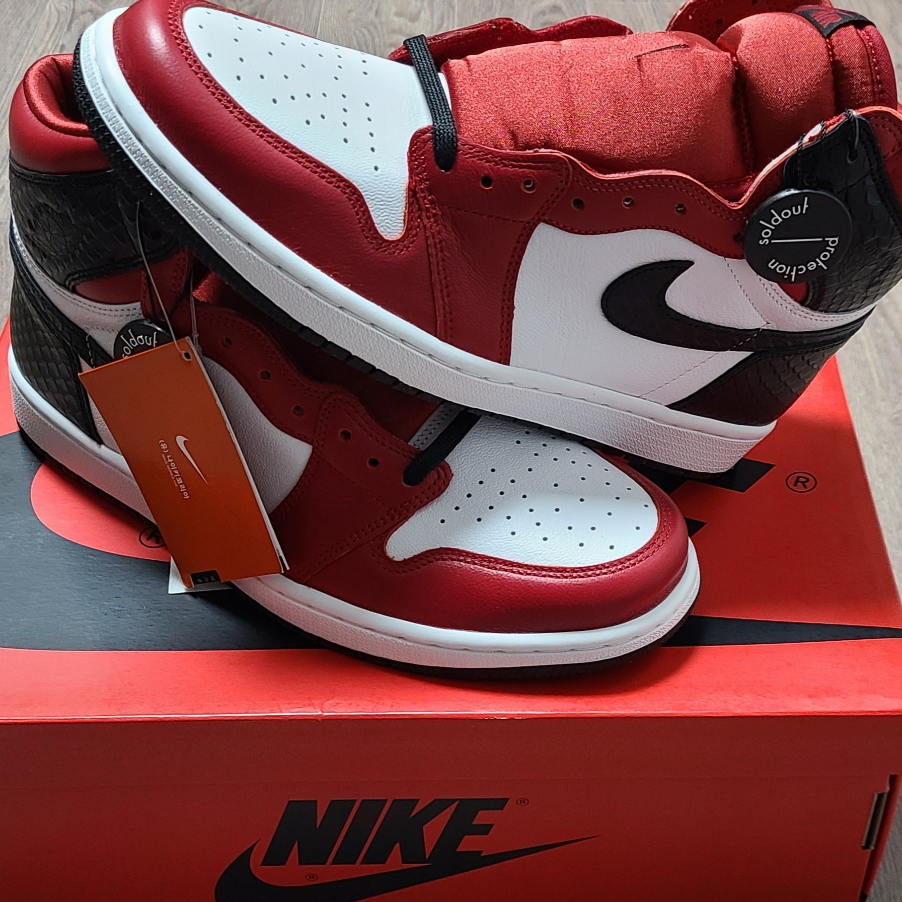 (W) Jordan 1 Retro High Satin Red 착용 스타일 - 2