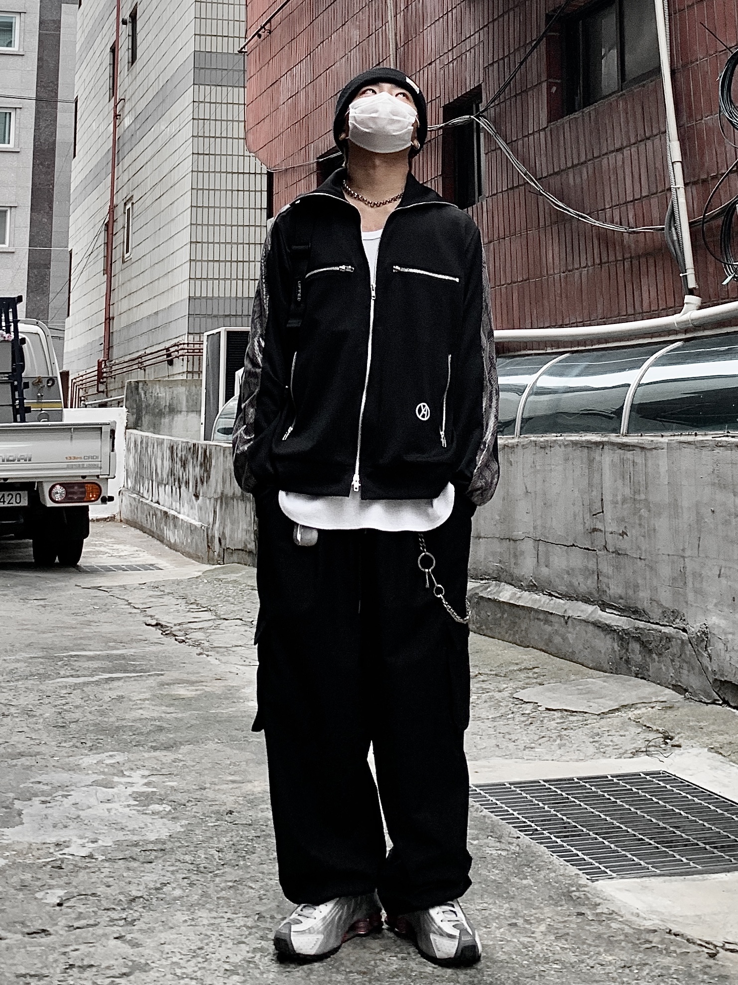 Nike Shox R4 Metallic Silver Comet Red 착용 스타일
