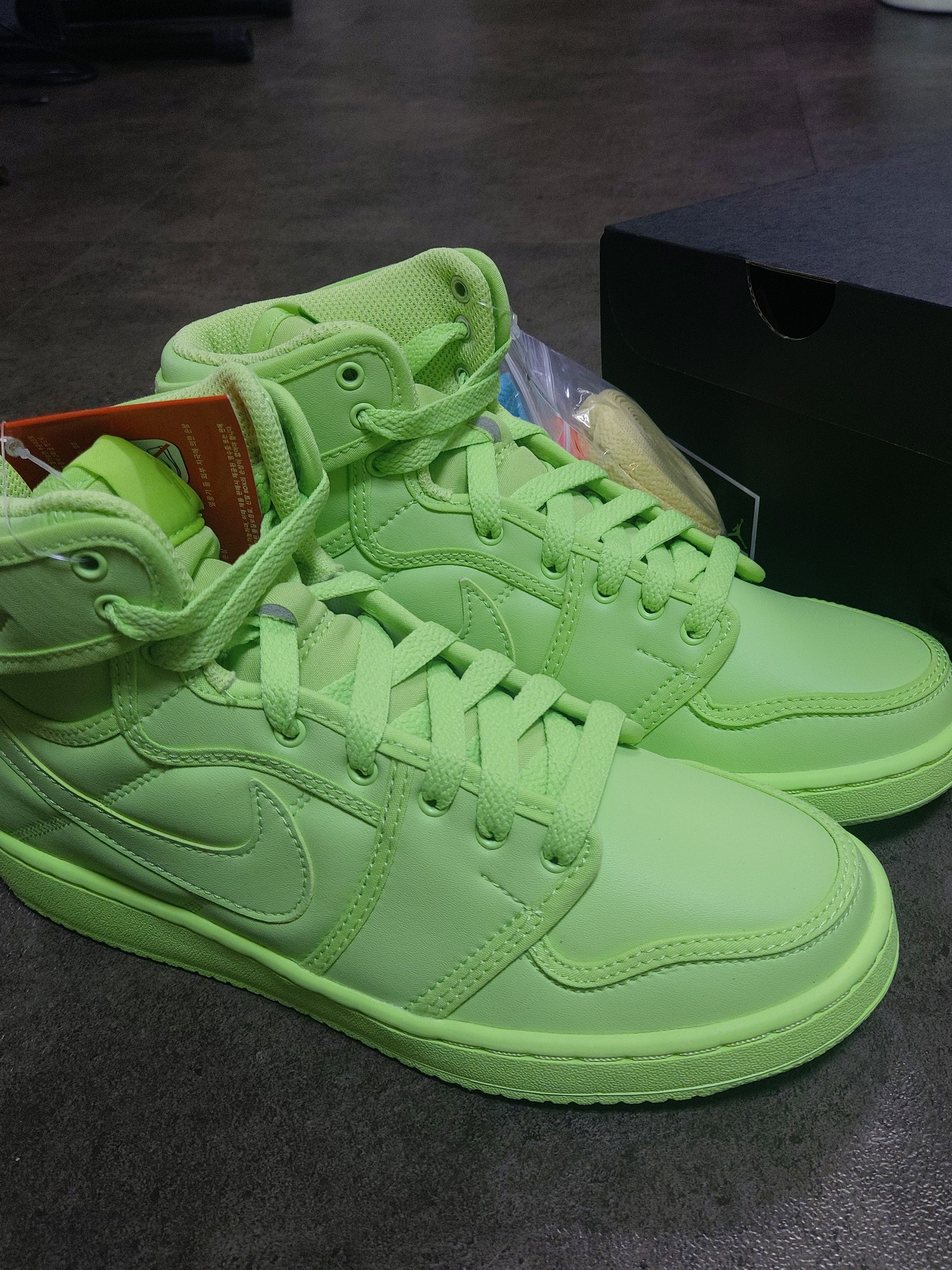 (W) Jordan 1 x Billie Eilish KO SP Lime Green 착용 스타일 - 3