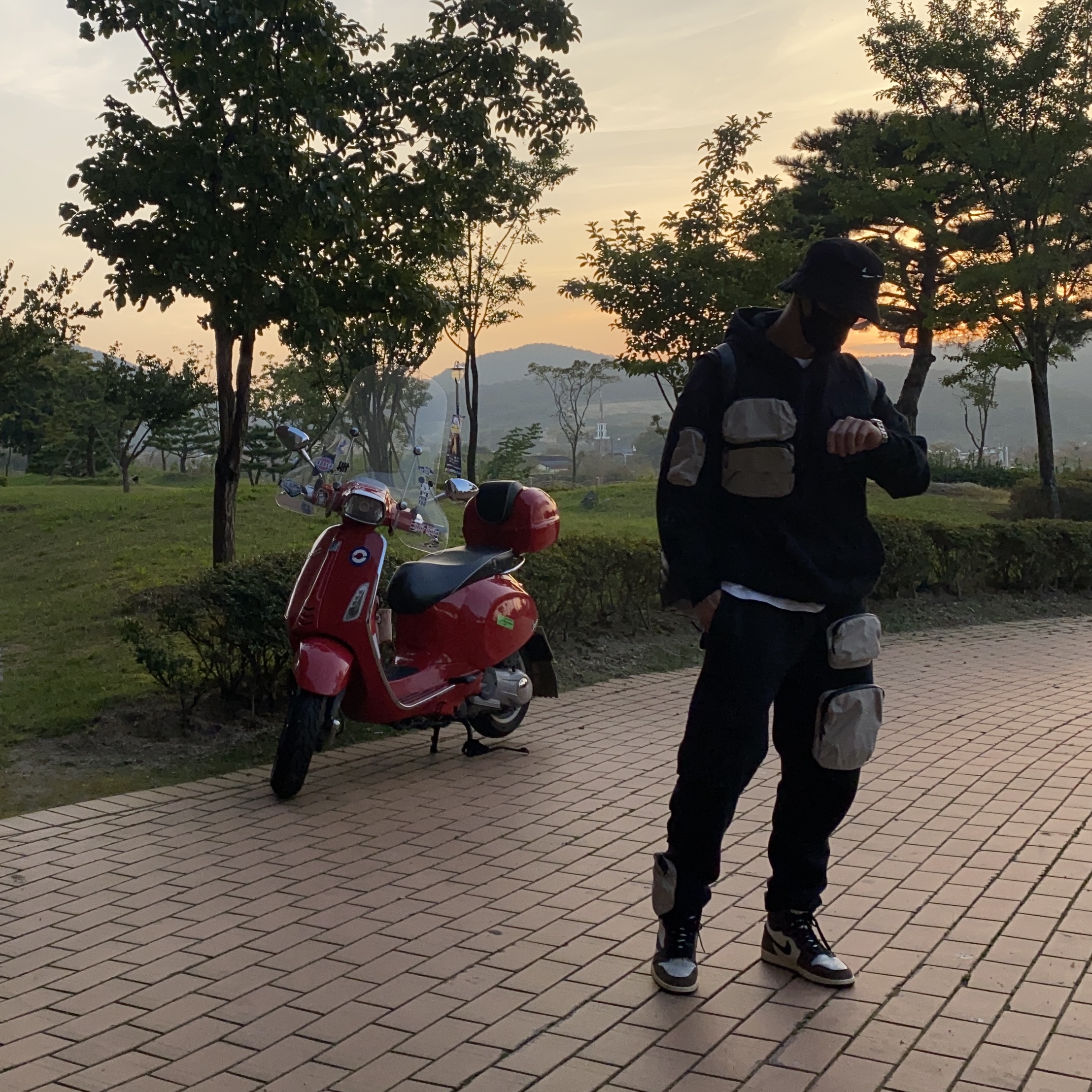 Jordan 1 x Travis Scott Retro High OG SP Mocha, Nike x Travis Scott NRG AG Utility Sweatpants Black 착용 스타일