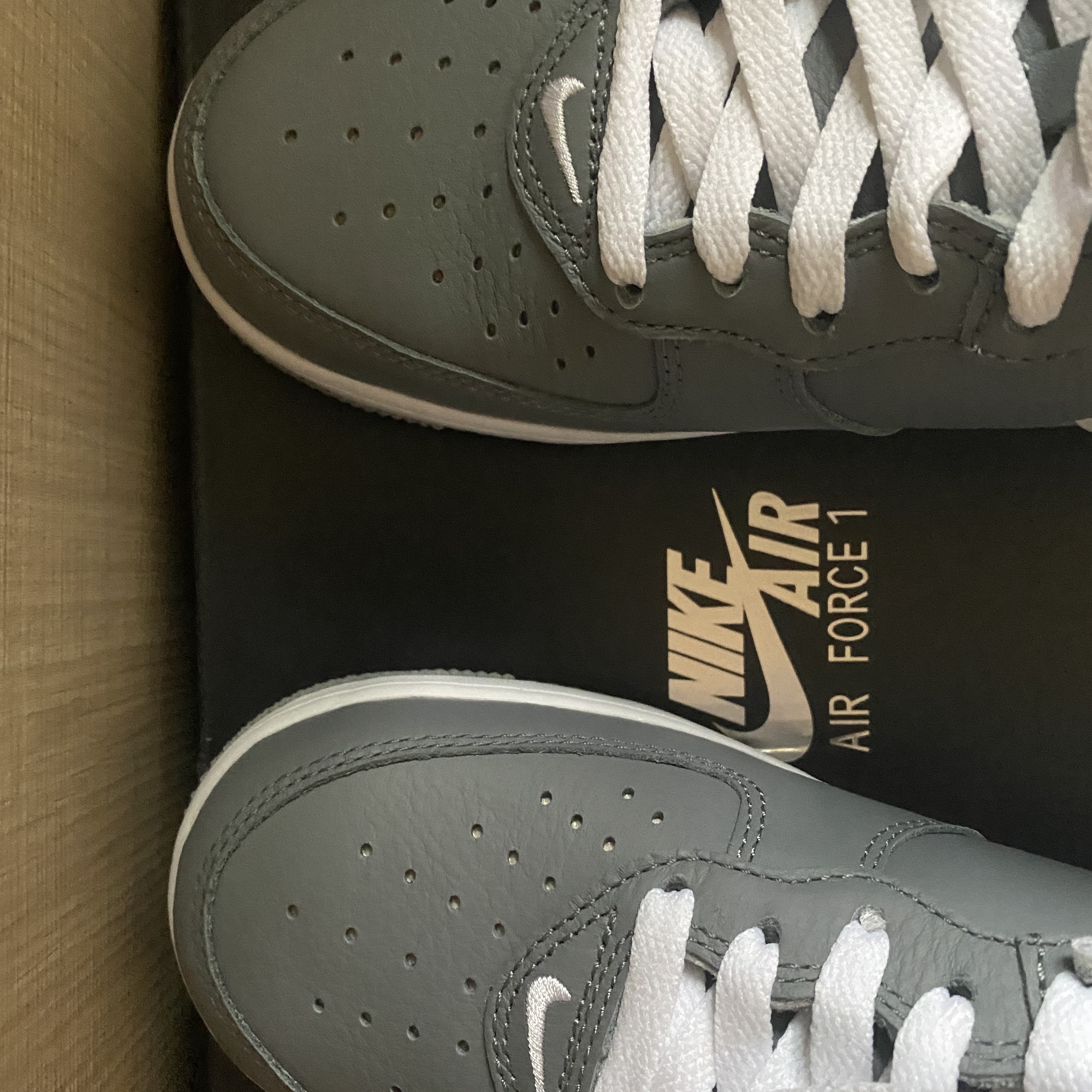 Nike Air Force 1 Mid QS NYC Cool Grey 착용 스타일 - 2