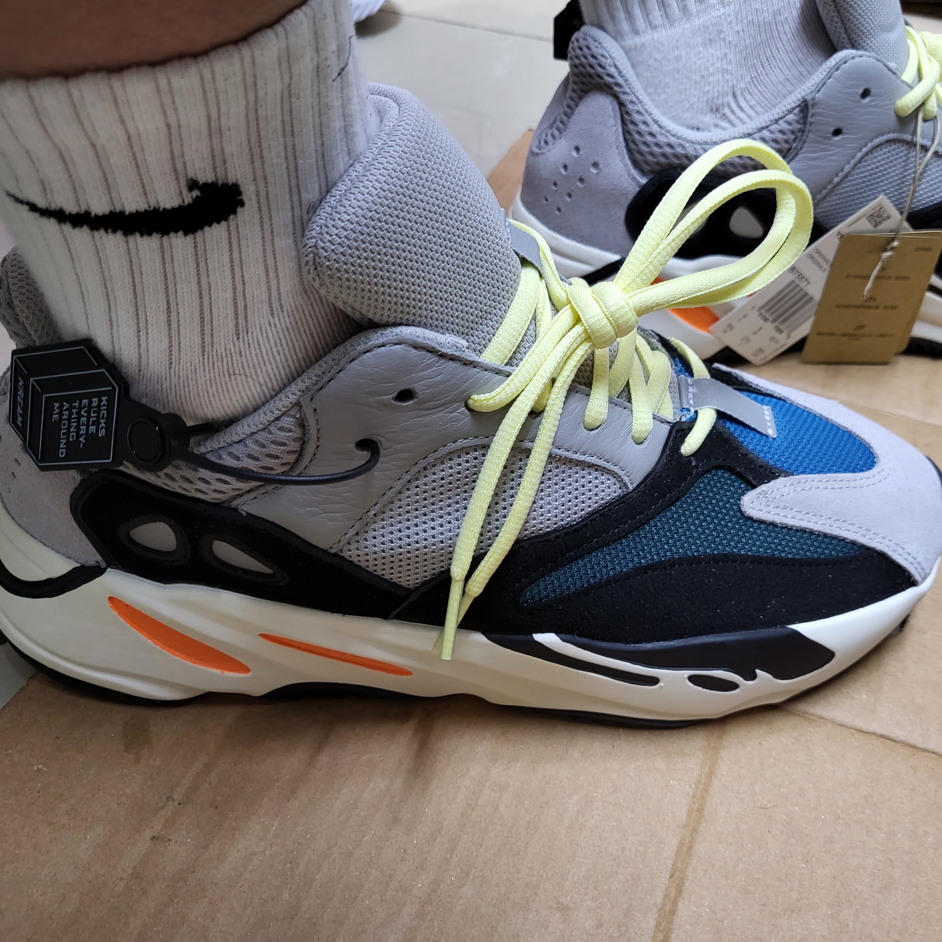 Adidas Yeezy Boost 700 Wave Runner Solid Grey 2017/2019 착용 스타일 - 3