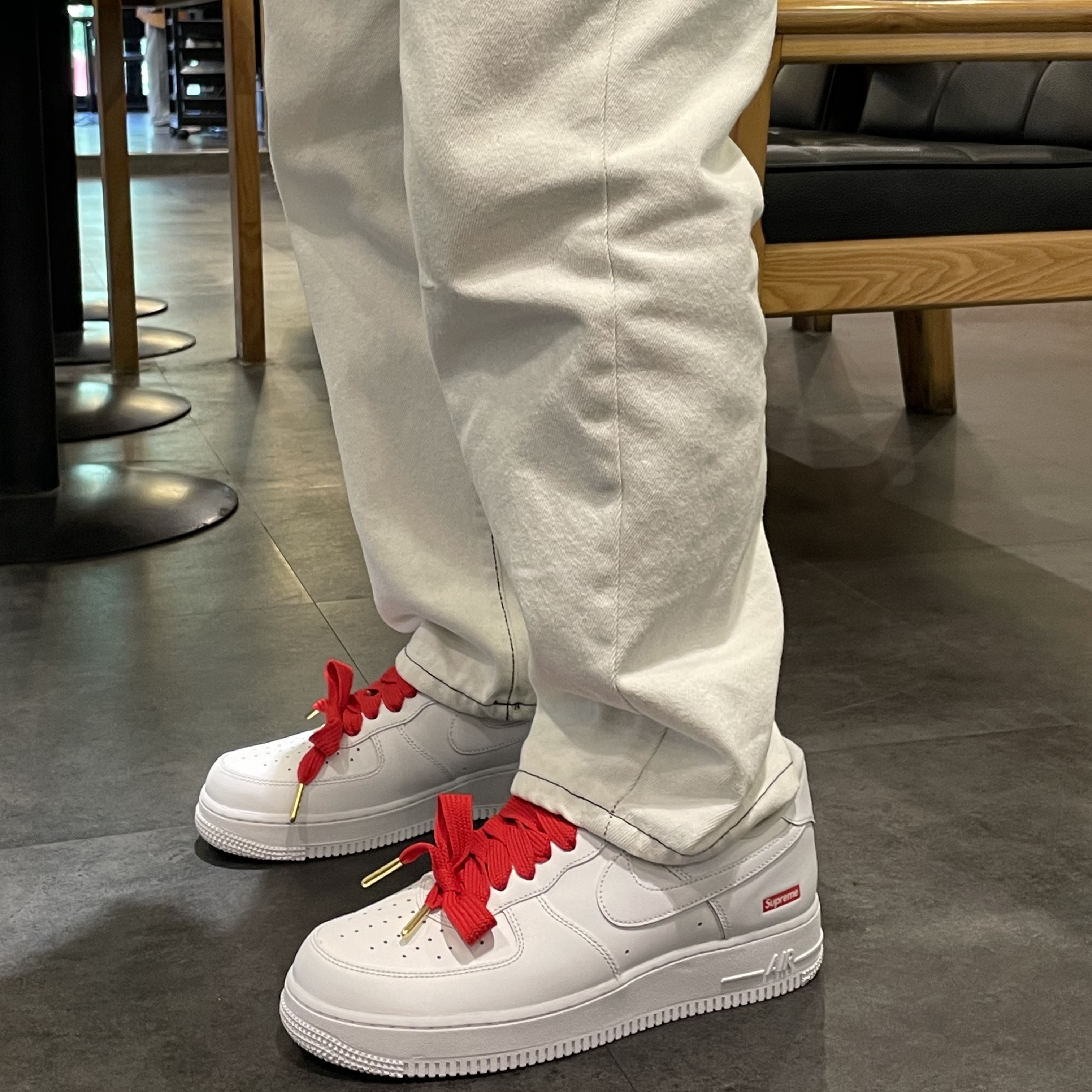 Nike x Supreme Air Force 1 Low White 착용 스타일 - 3