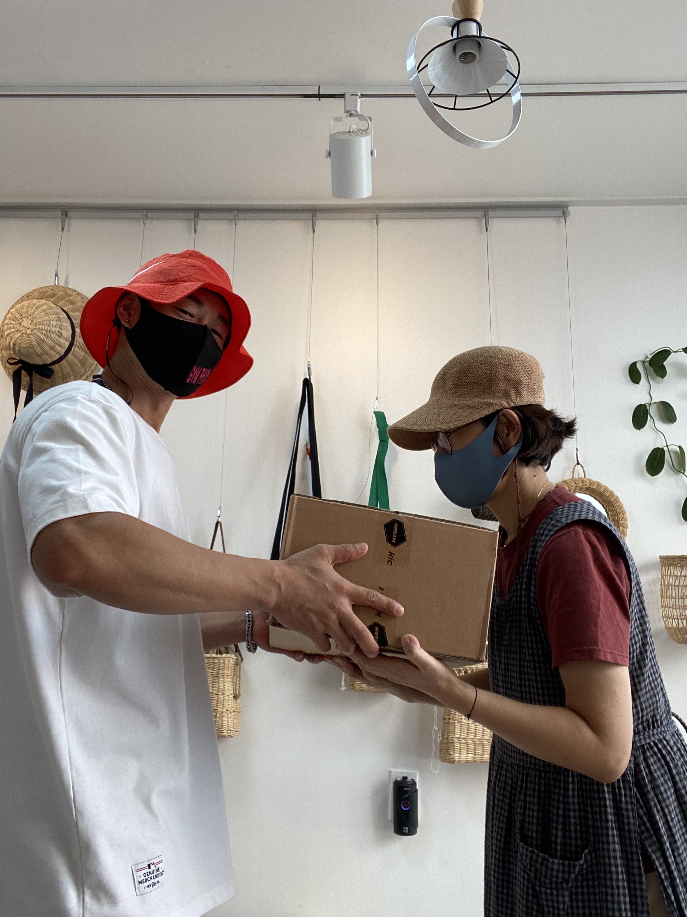Nike x Stussy Bucket Hat Habanero Red, Palace Sofa Surfer Joggers Black - 21FW 착용 스타일 - 2