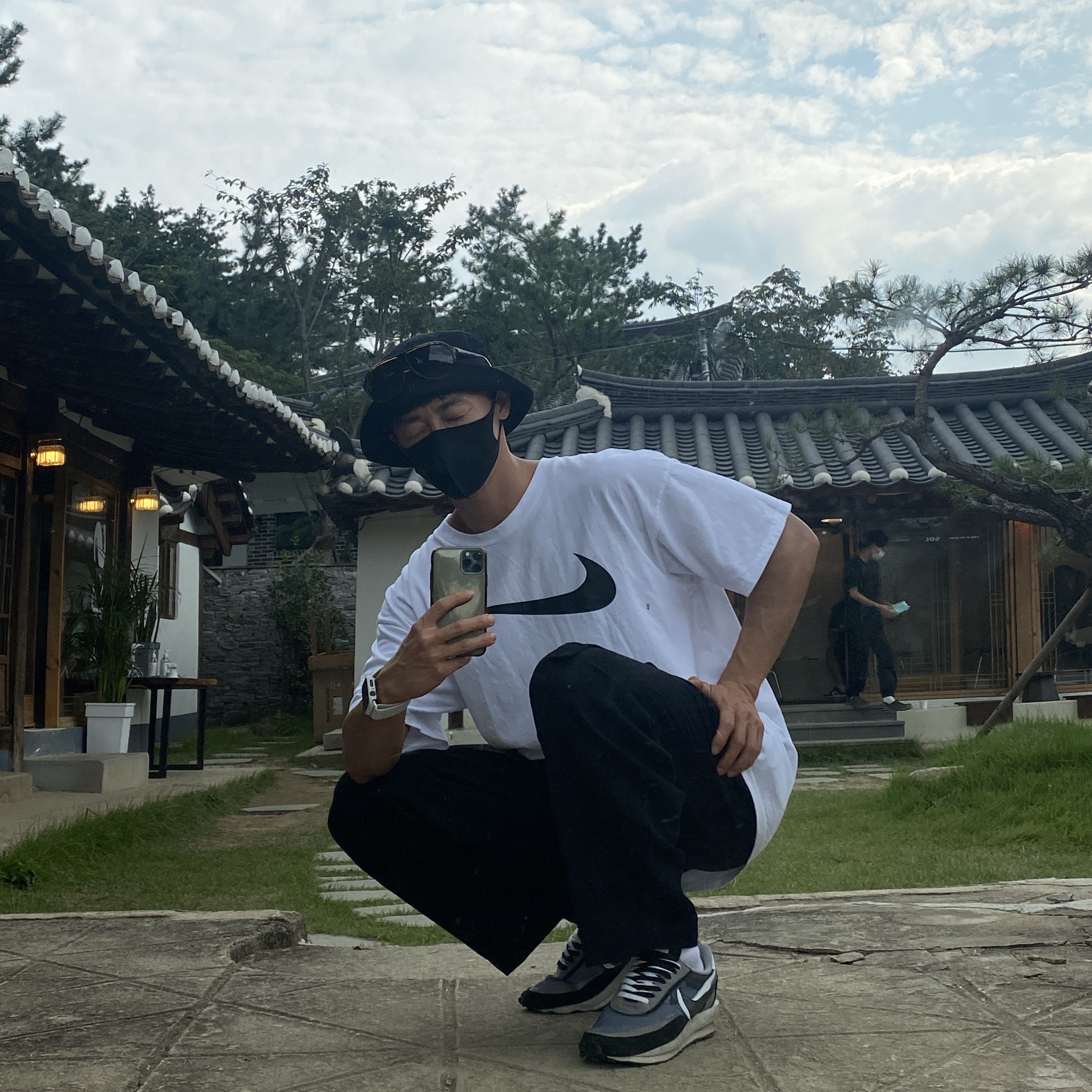 Nike x Sacai LDWaffle Black, Nike NRG Solo Swoosh T-Shirt White - Asia 착용 스타일