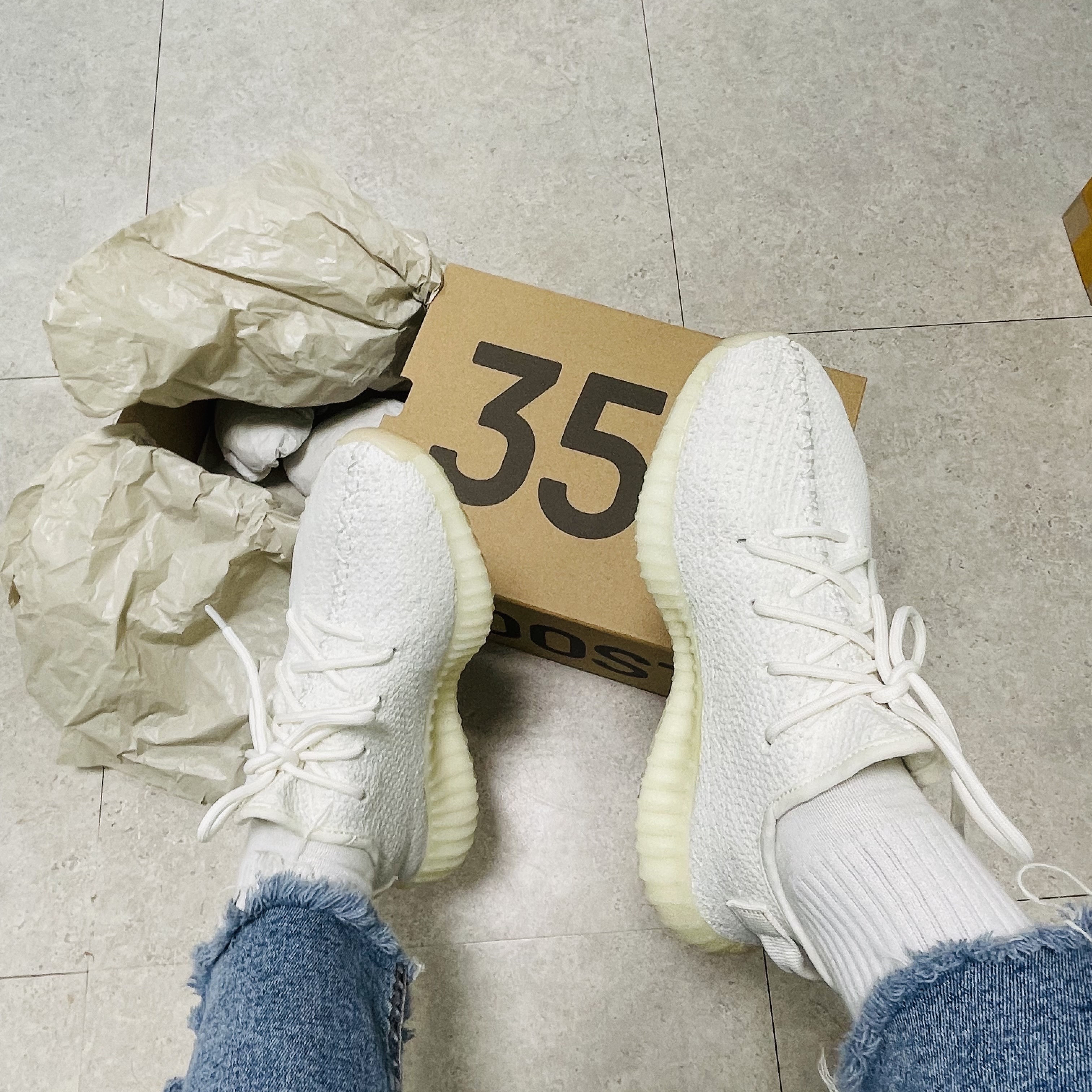 Adidas Yeezy Boost 350 V2 Cream/Triple White 착용 스타일 - 2