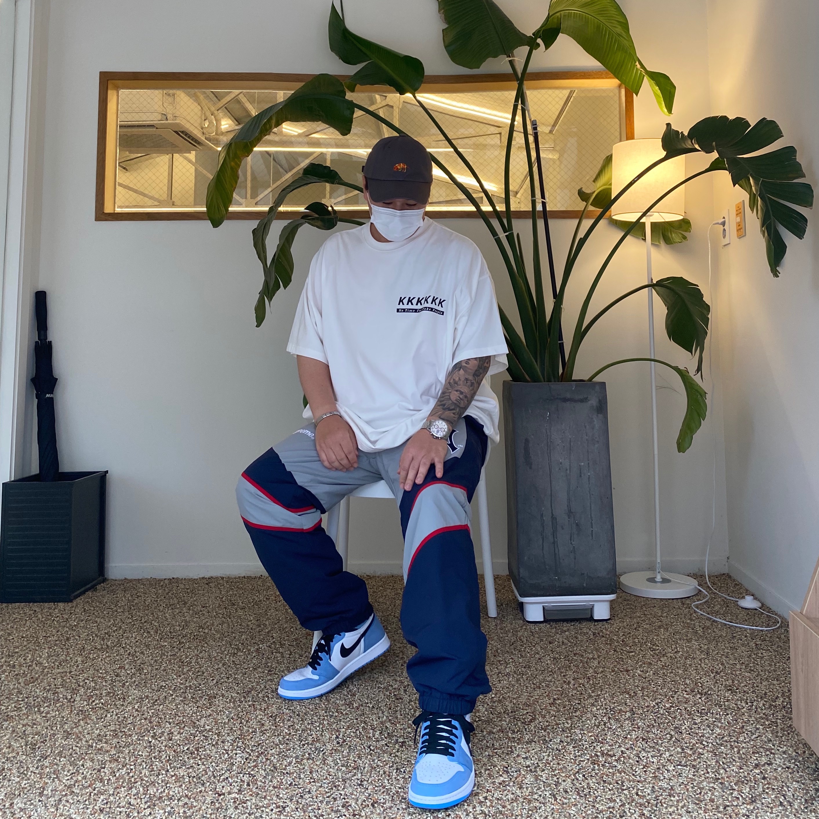 Jordan 1 Retro High OG University Blue, Supreme x New York Yankees Track Pants Navy - 21FW 착용 스타일 - 1