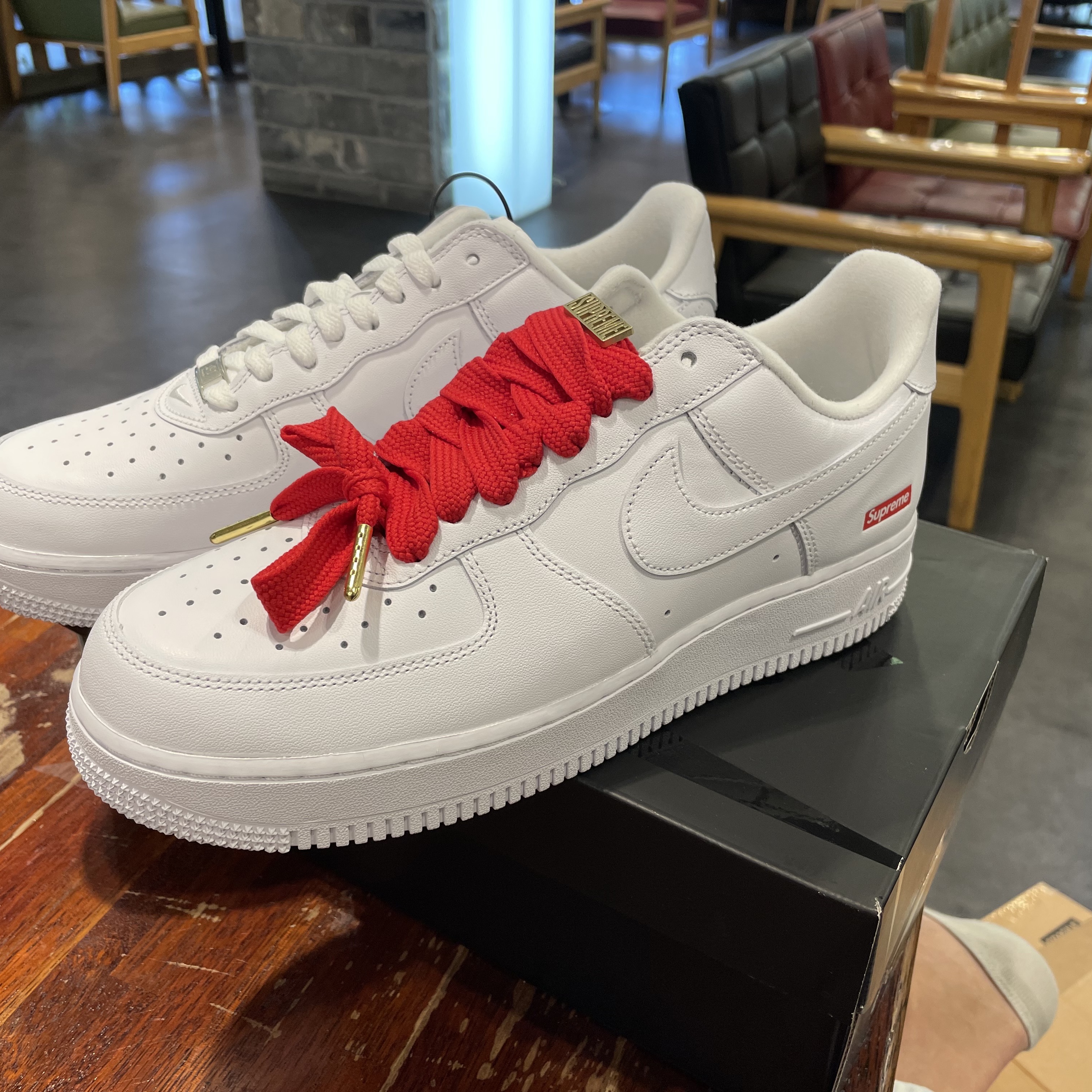 Nike x Supreme Air Force 1 Low White 착용 스타일 - 2