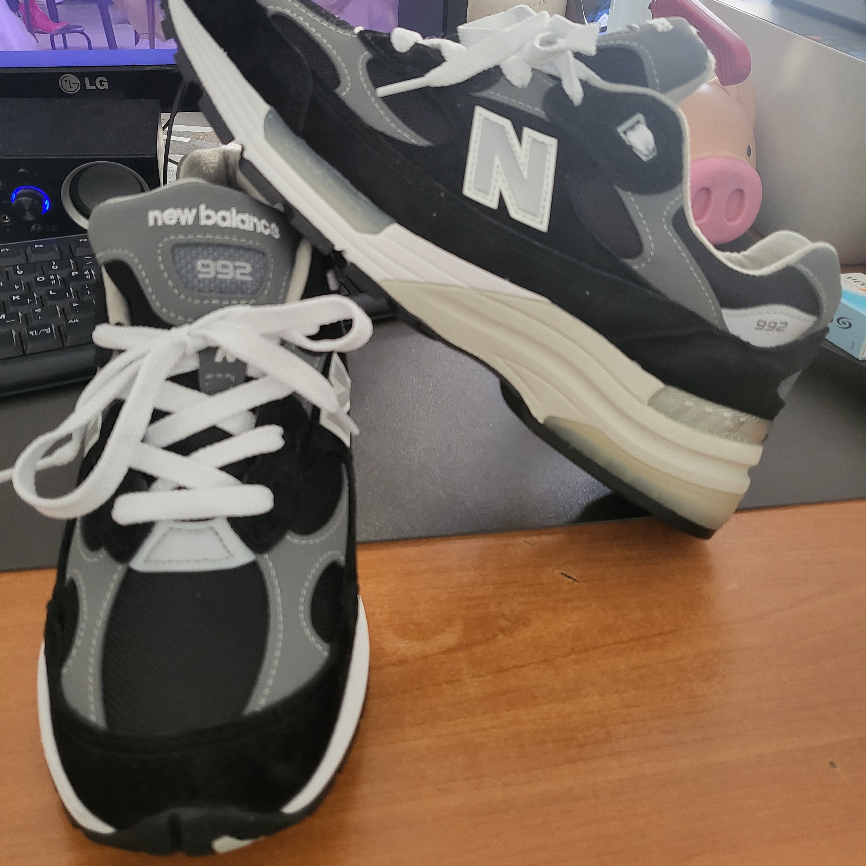 New Balance 992 Made in USA Black Grey 착용 스타일
