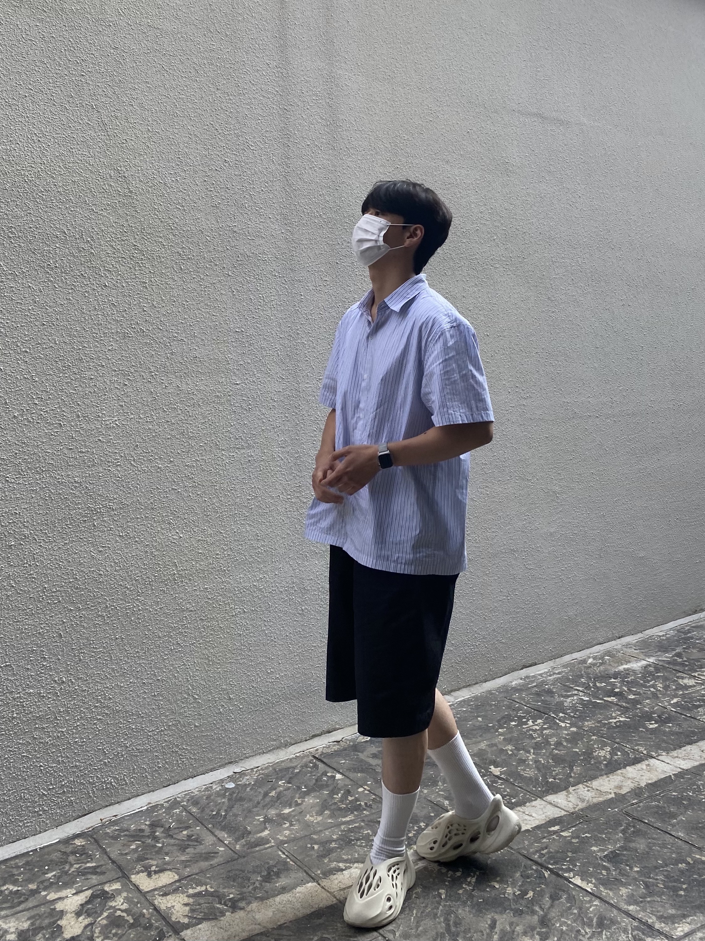 Adidas Yeezy Foam RNNR Sand 착용 스타일